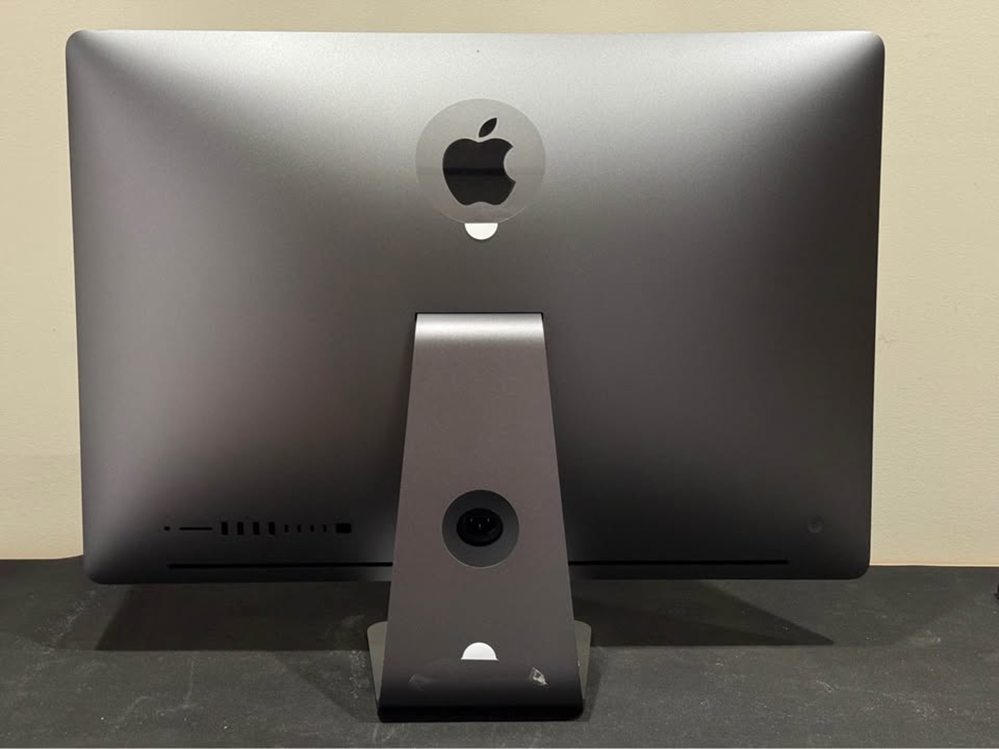 Apple iMac Pro 27" Intel Xeon W 10-Core - 32GB Memory - 1TB SSD - Radeon Pro Vega 56 w/ AppleCare+