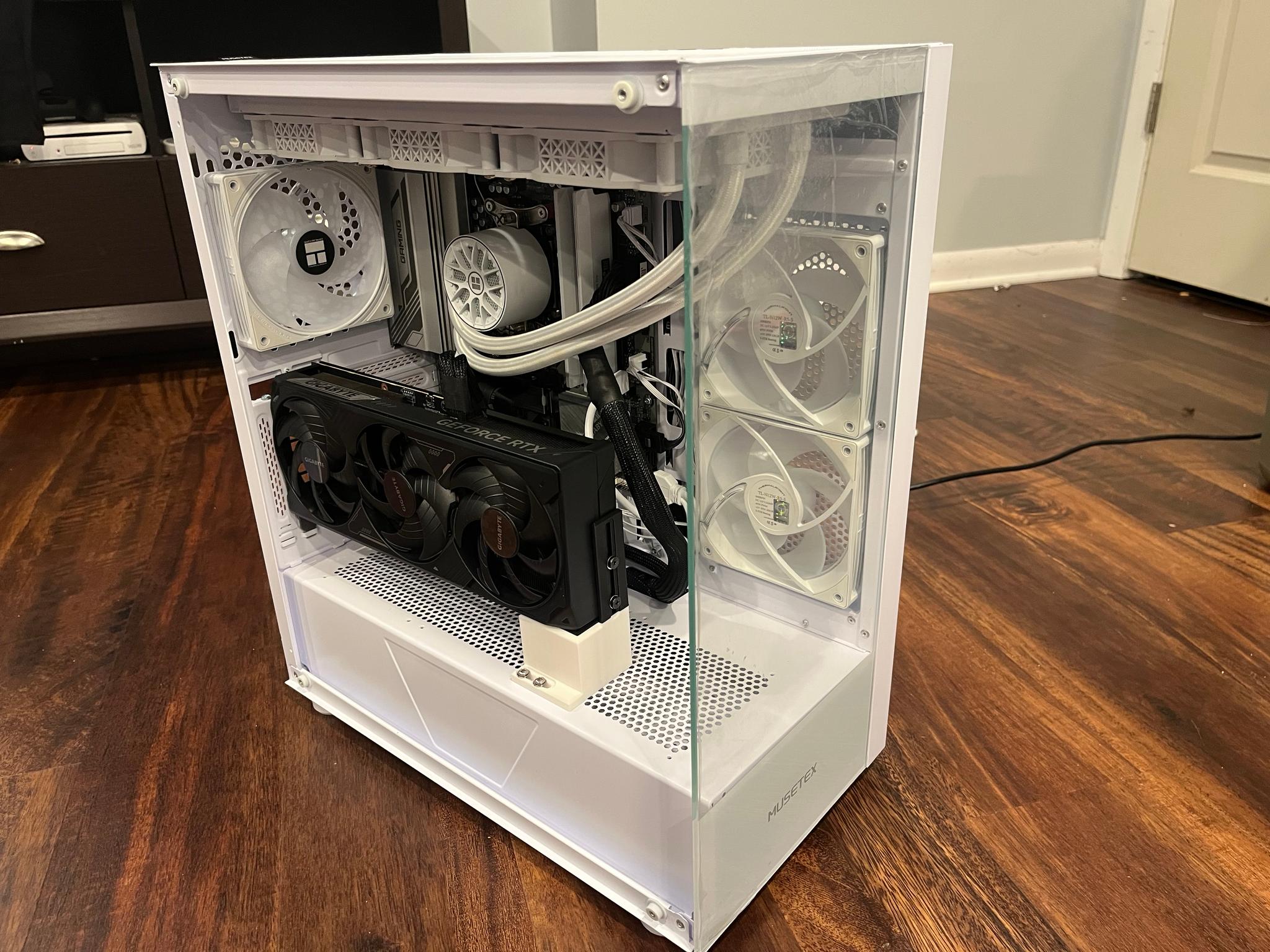 BEAST IN WHITE - GeForce RTX5070ti Ryzen 7700X 32GB DDR5 - 360 AIO