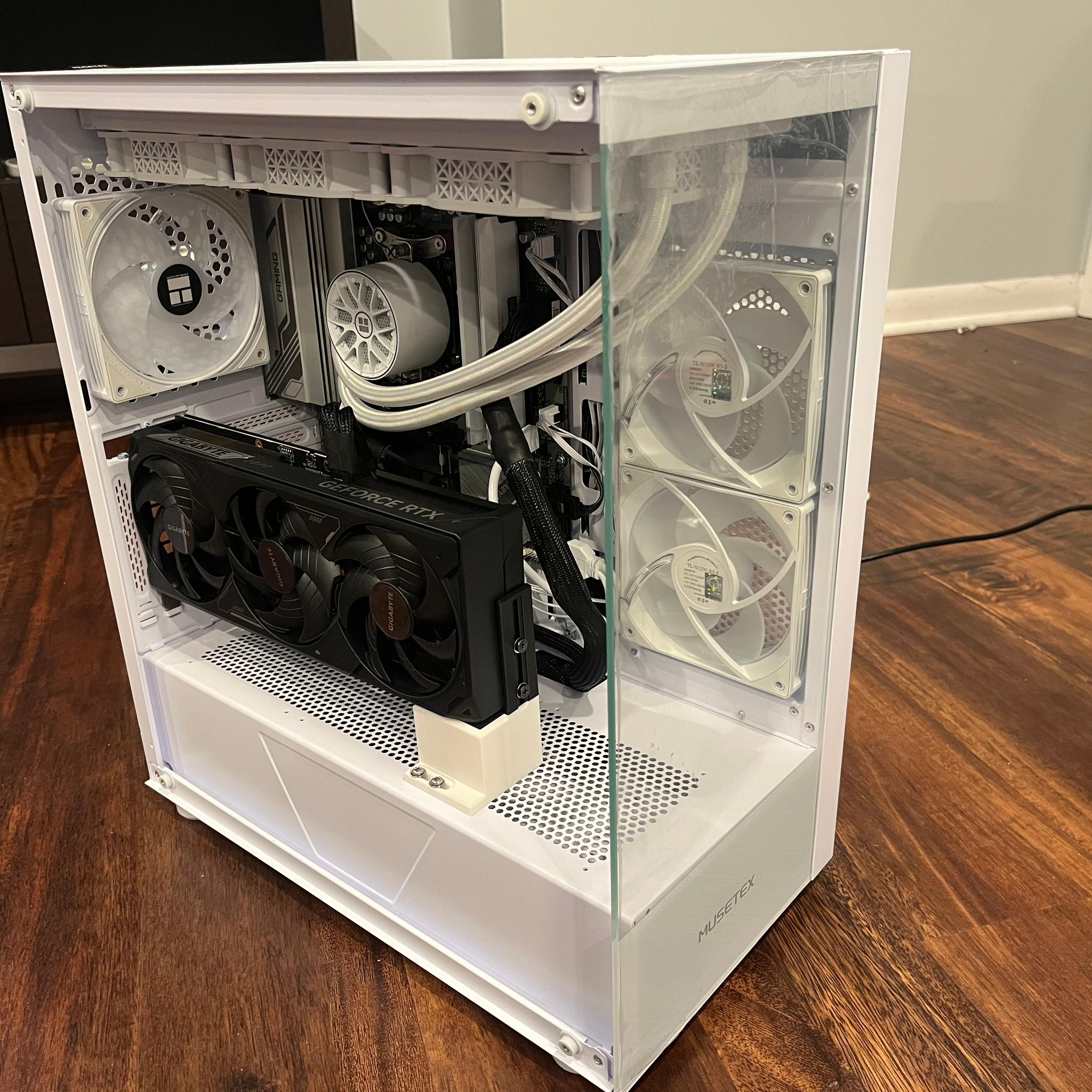 BEAST IN WHITE - GeForce RTX5070ti Ryzen 7700X 32GB DDR5 - 360 AIO