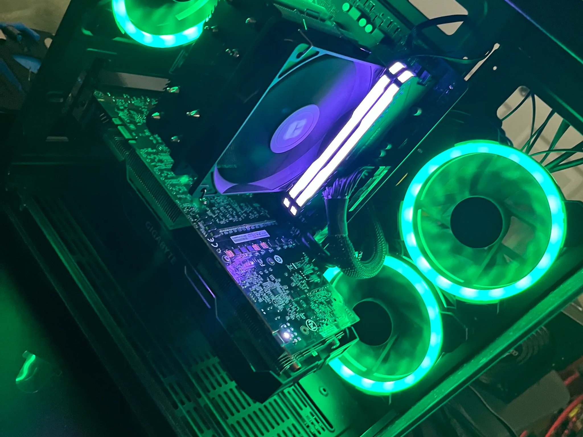 NEW!! GTX 1070 // Ryzen 3600 // 16GB Corsair Vengeance Ram // 500 GB SSD // Controllable RGB