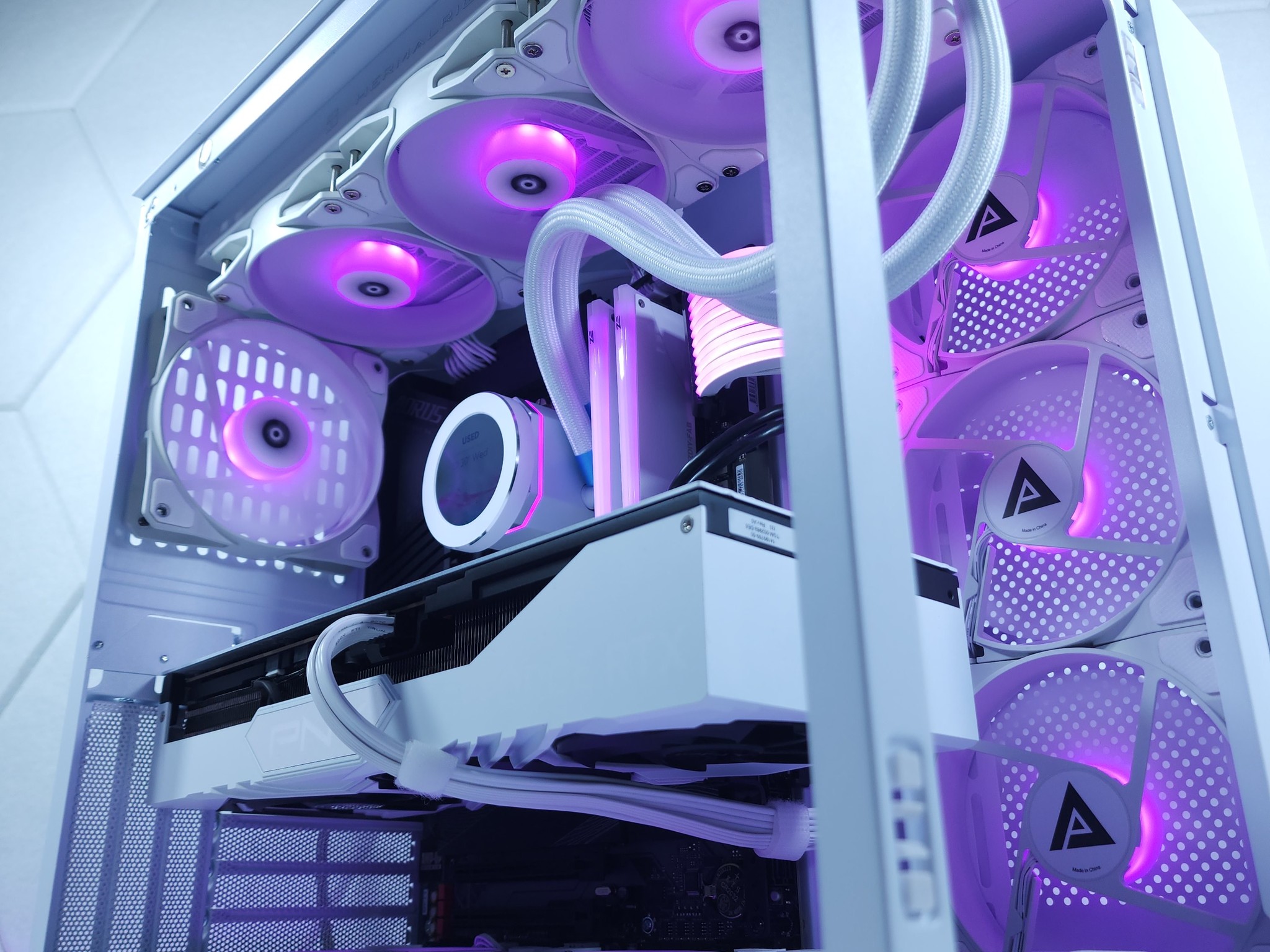 💜🤍RTX 4090 | i9 13900K | 32GB 6000MHz | 6TB NVMe + SSD*