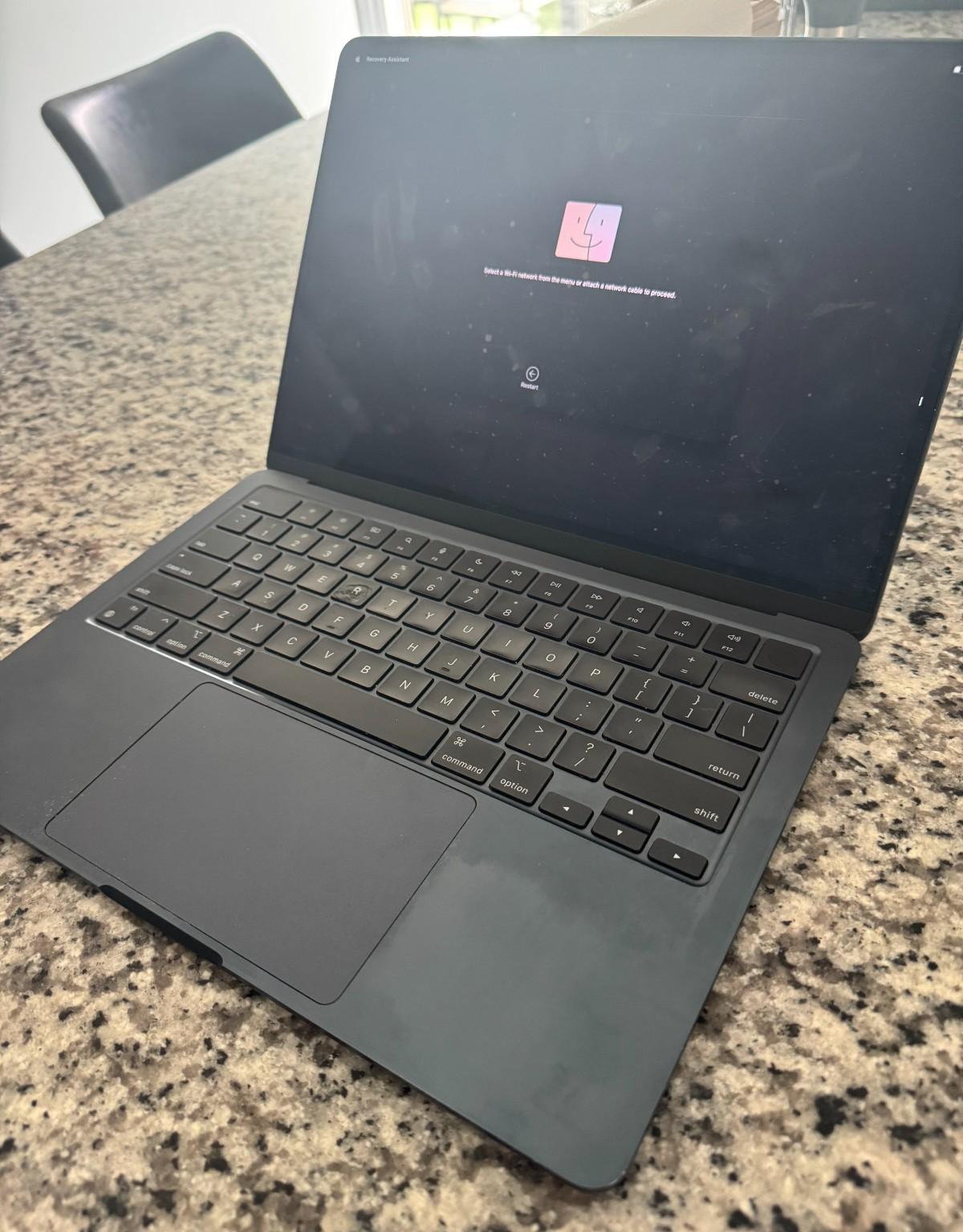 Apple MacBook Air M2 (2022) – Midnight – 256GB – I need this off my hands