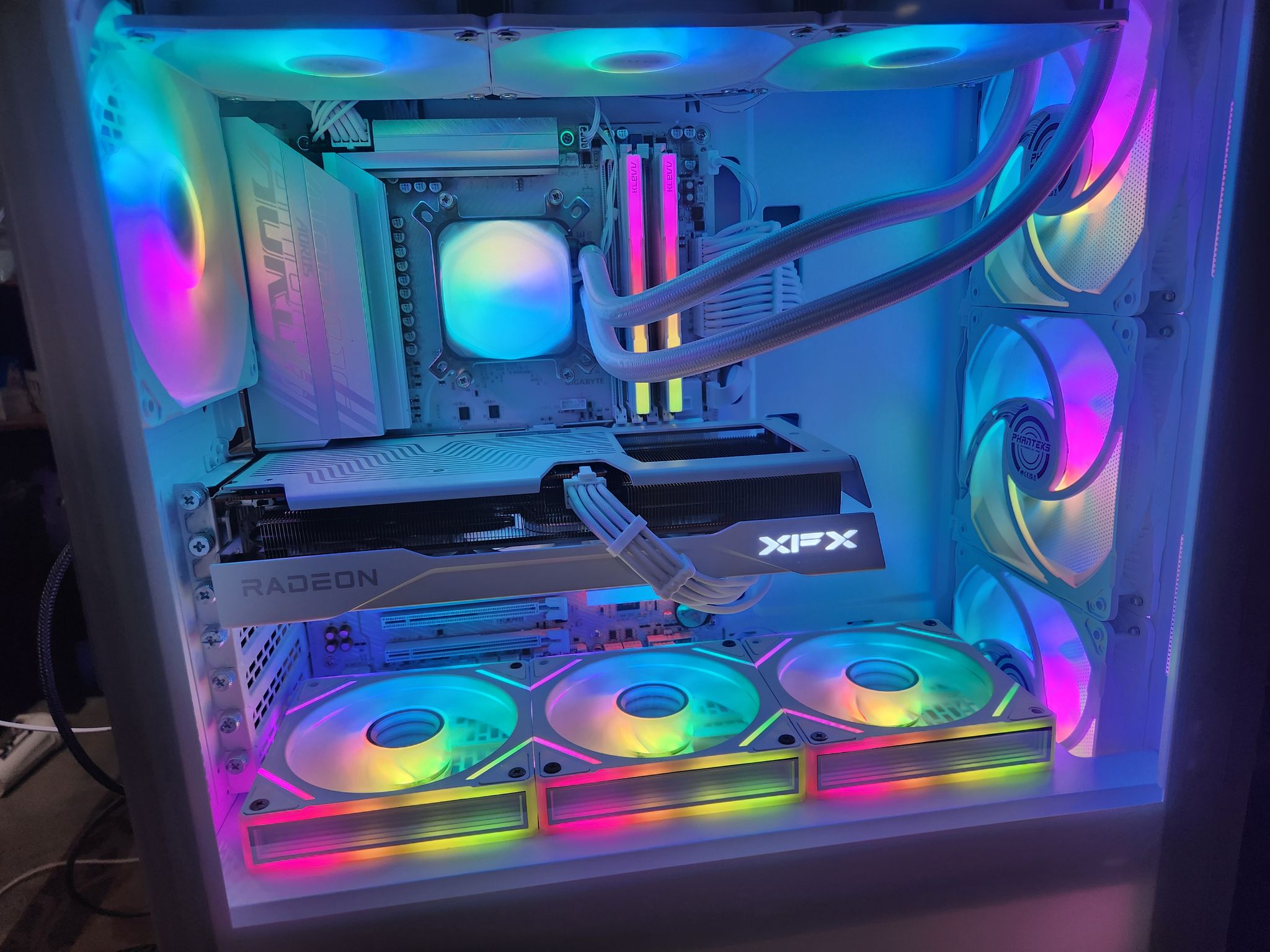 [ALL-WHITE/ICE GAMING PC] Ryzen 7 7800X3D | 4TB NVMe | 32GB DDR5 | Wi-Fi 7