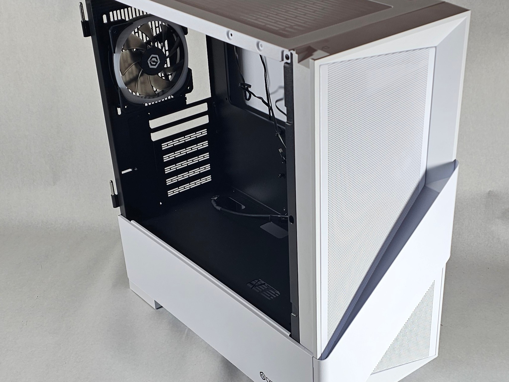White CyberPower RGB PC Case w\ 4 RGB Fans