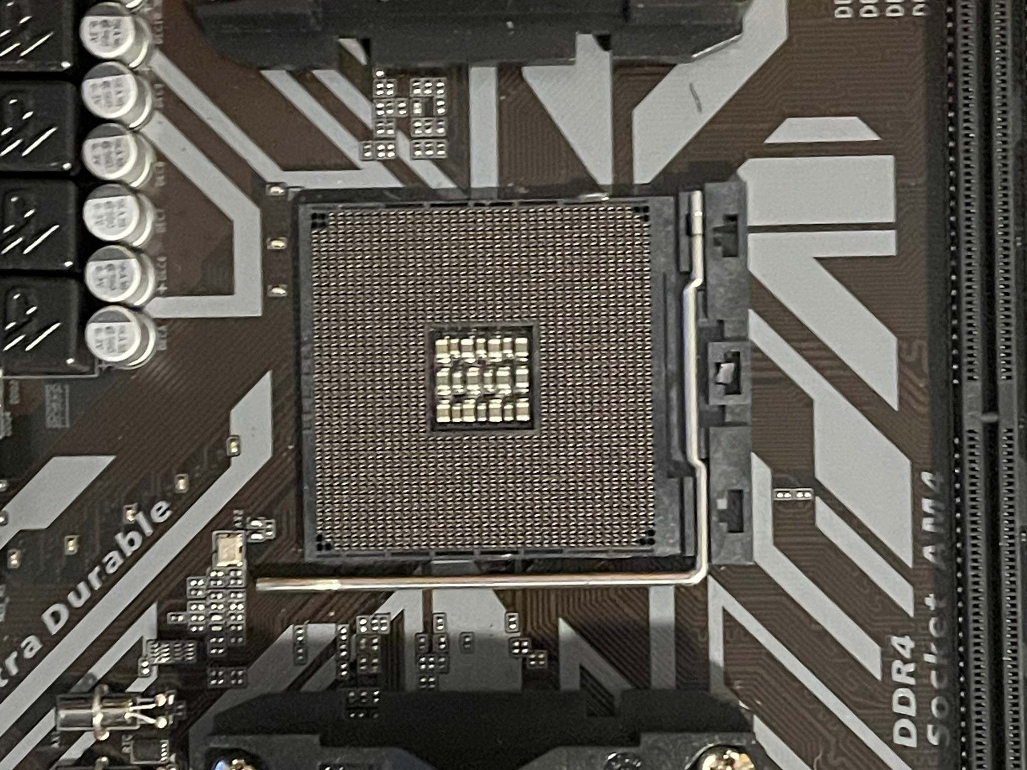 Used, Gigabyte B450 DS3H AM4, broken socket cover