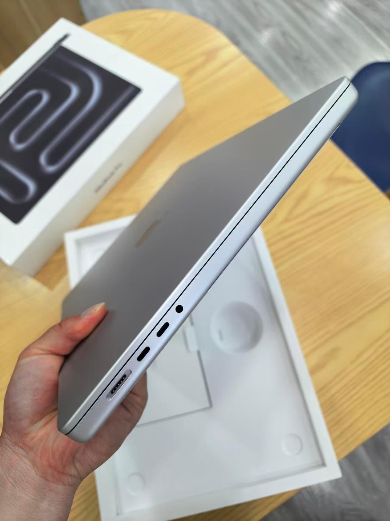 Apple MacBook Pro 16-inch M5 Pro 24GB 1TB SSD Silver – Nano-Texture Display