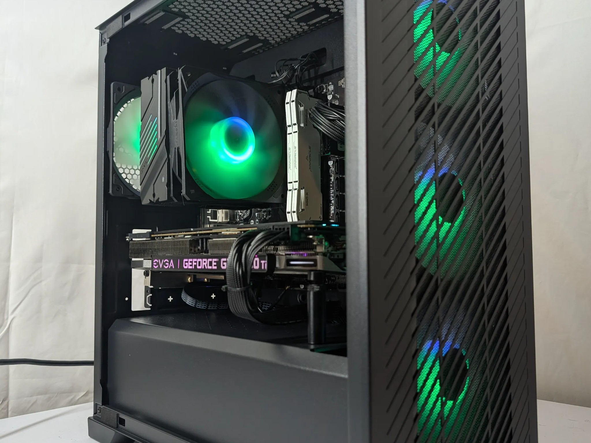 GTX 1080 TI 11GB | RYZEN 5 2600X | 16GB DDR4 | 500GB NVME | WIFI+BT
