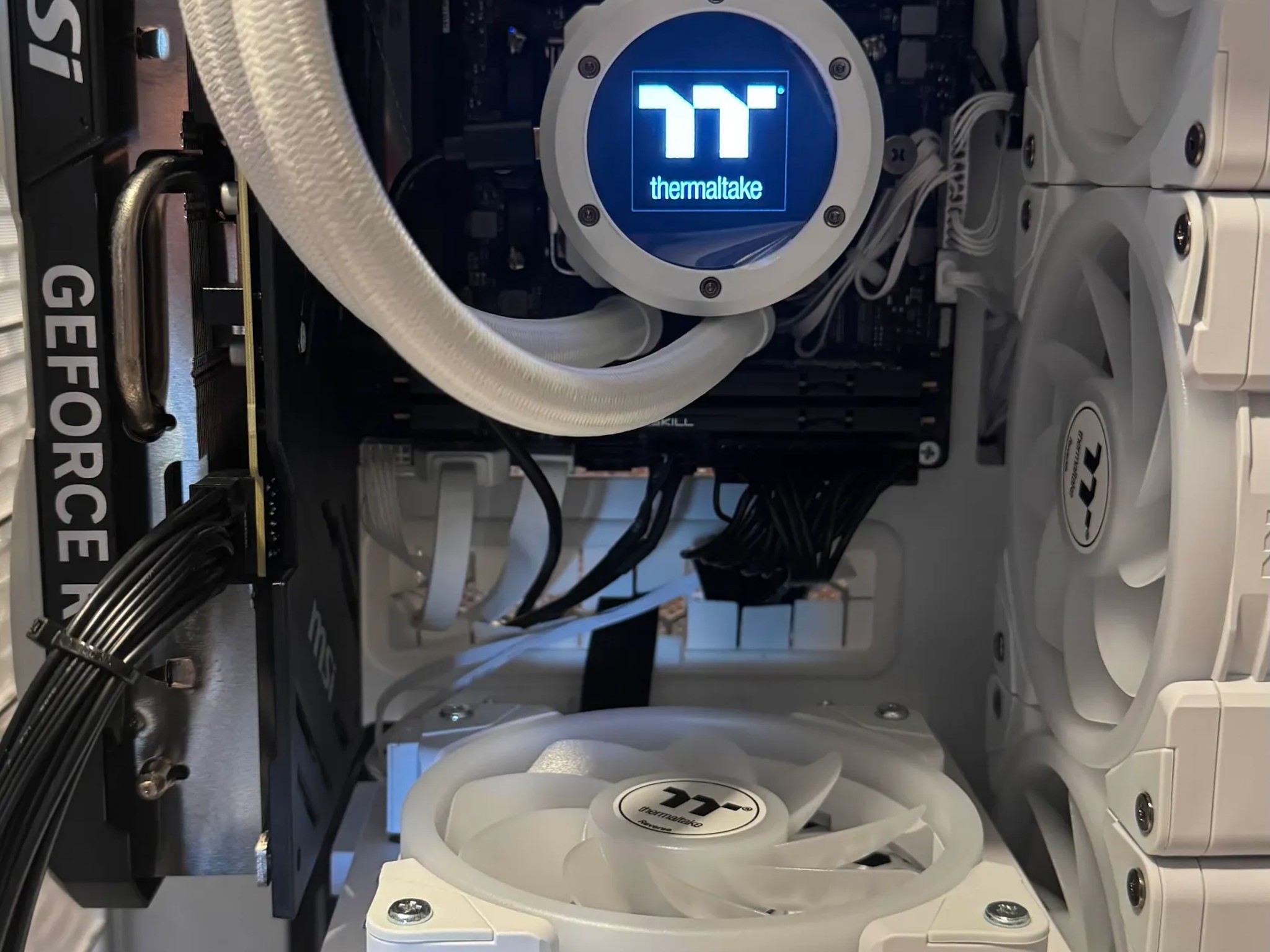 Tower 250|ROG Strix B650-I|9800X3D|32GB 6000Mts|2TB|4070Ti Super