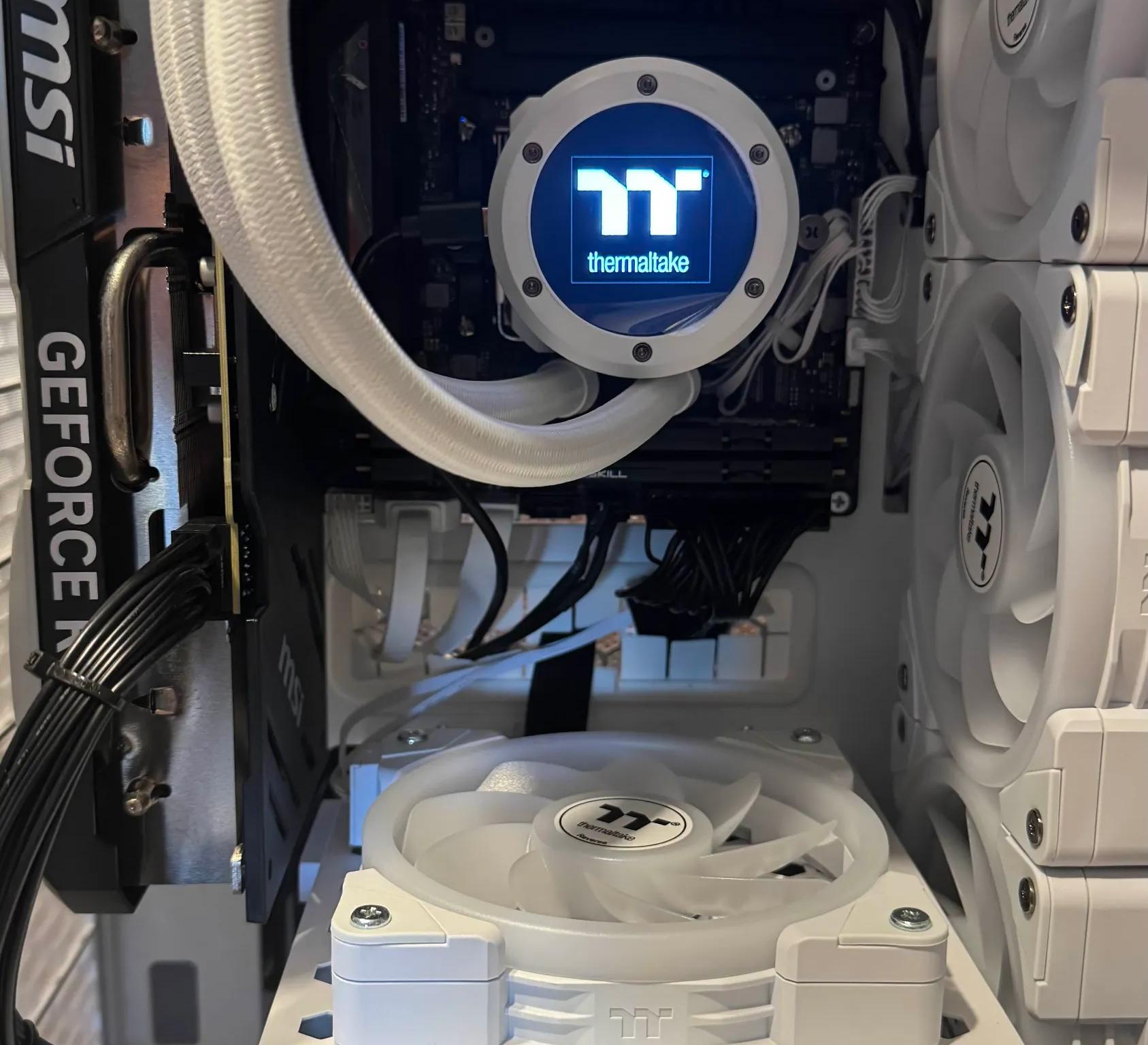 Tower 250|ROG Strix B650-I|9800X3D|32GB 6000Mts|2TB|4070Ti Super