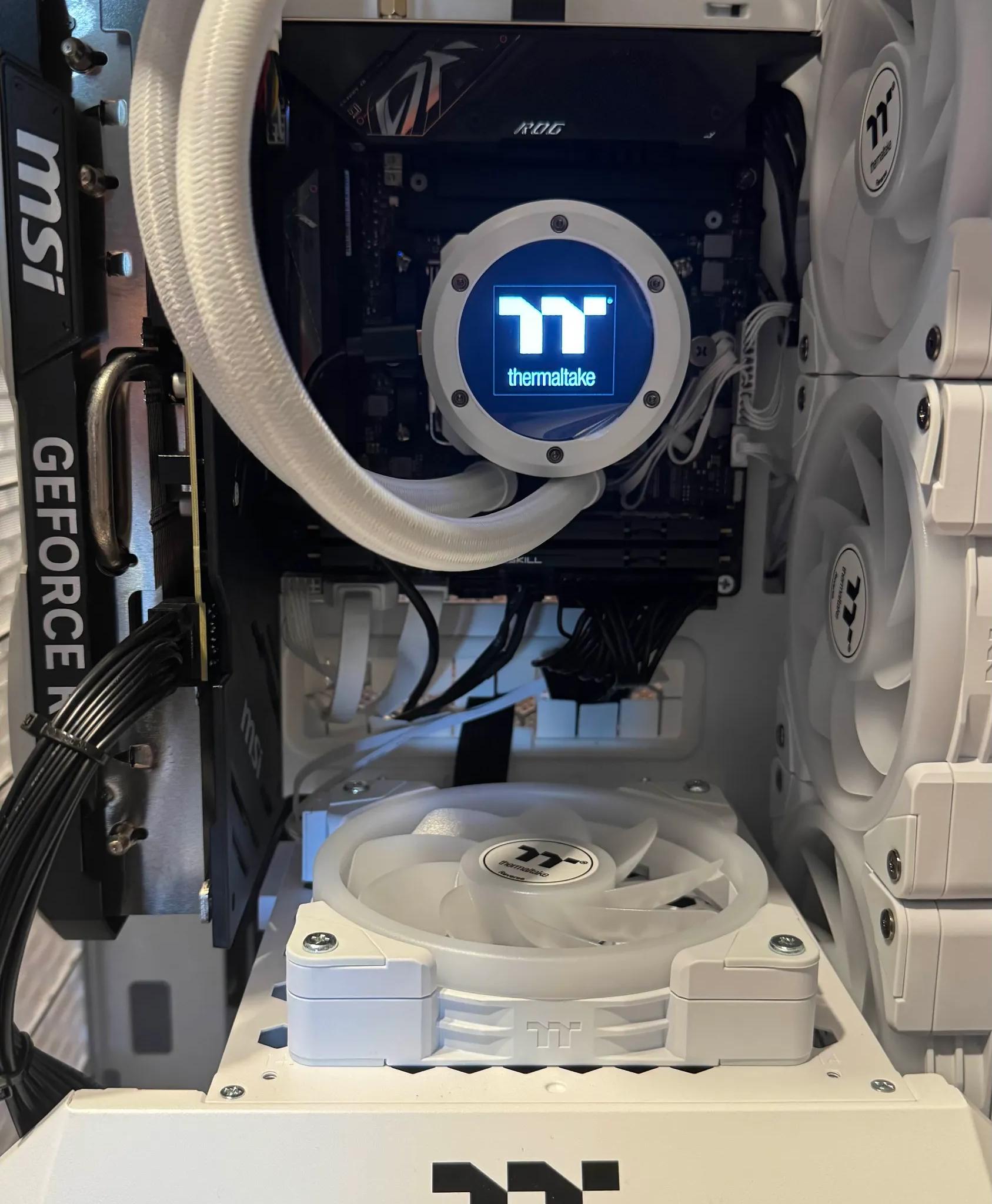 Tower 250|ROG Strix B650-I|9800X3D|32GB 6000Mts|2TB|4070Ti Super