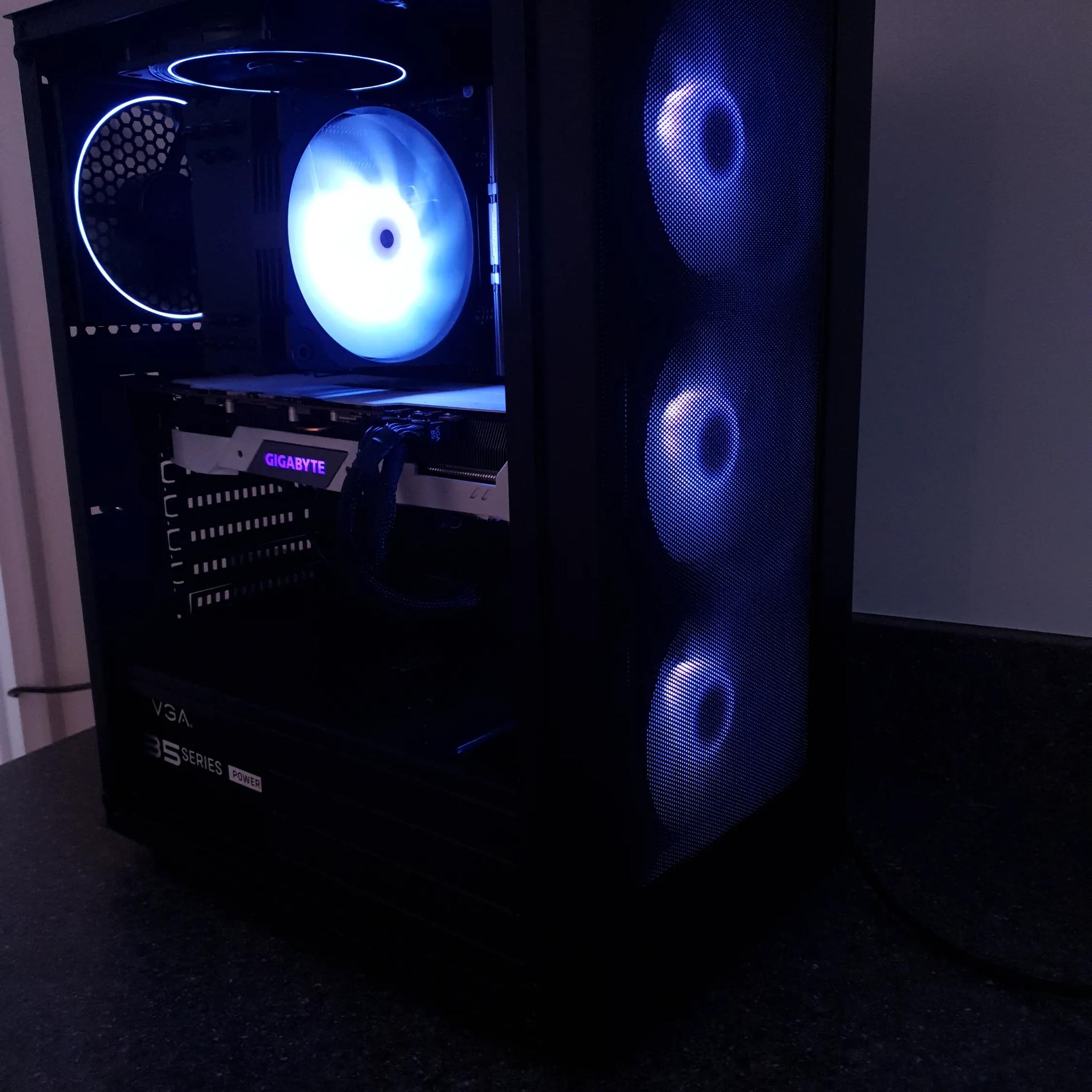 Intel i5-12400F, DDR4 32GB RAM, spray-paint white 5700XT, 1TB Nvme SSD, Windows 11 Pro Activated