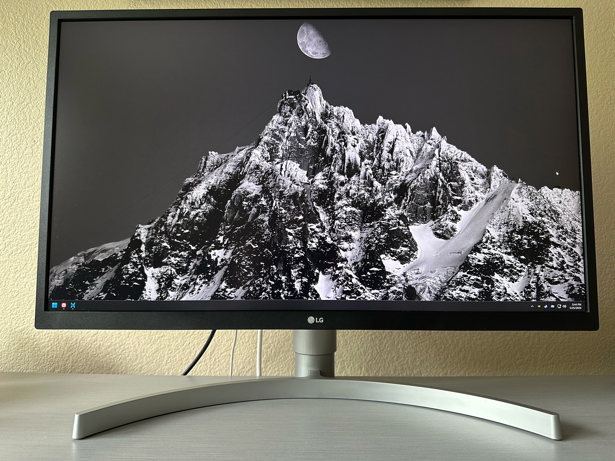 LG 27" 4K HDR FreeSync IPS Monitor
