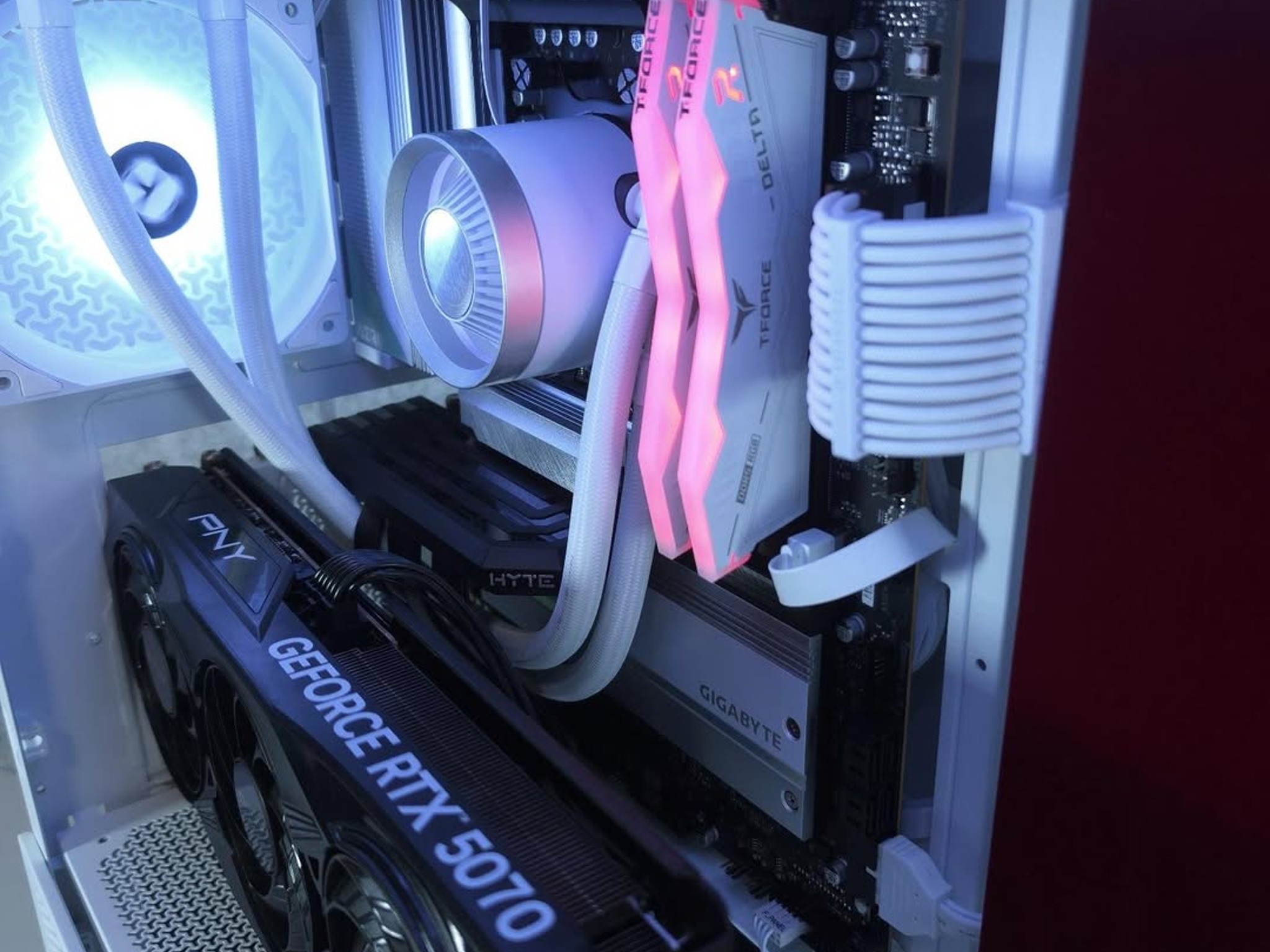 ASUS RTX 5070 ❤️ Ryzen 7 9800X3D