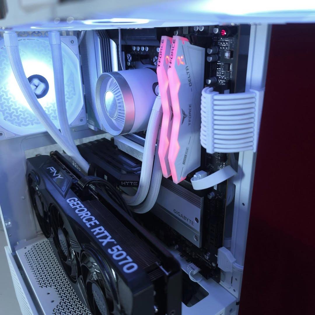 ASUS RTX 5070 ❤️ Ryzen 7 9800X3D