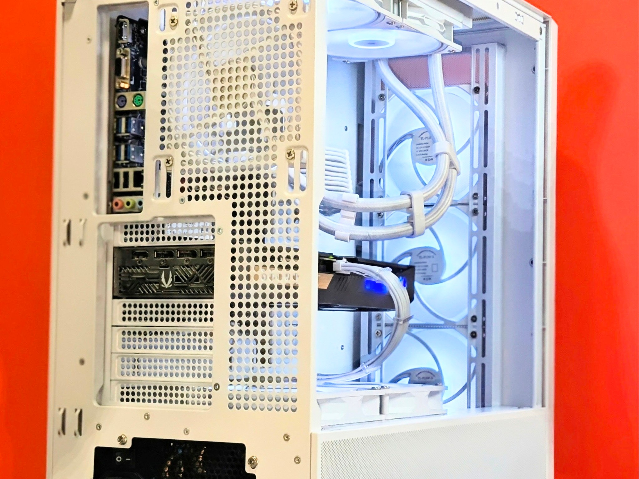 GeForce RTX 5070 Custom Gaming PC - Ryzen 7 7700X, 32GB RAM, 2TB SSD
