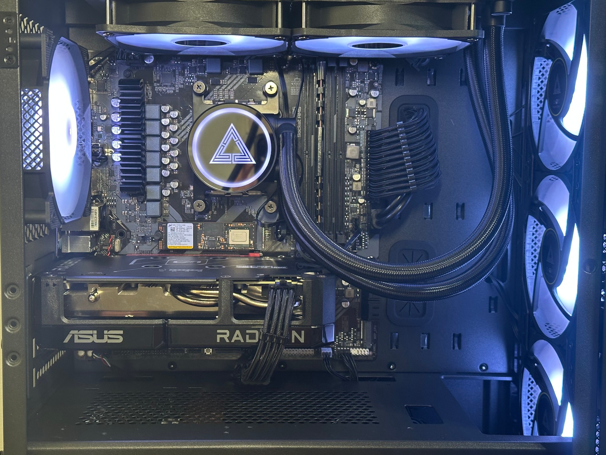 AM5 GAMING PC | 9060 XT 16GB | RYZEN 5 7500F | 16GB DDR5 | 1TB SSD | WIN 11
