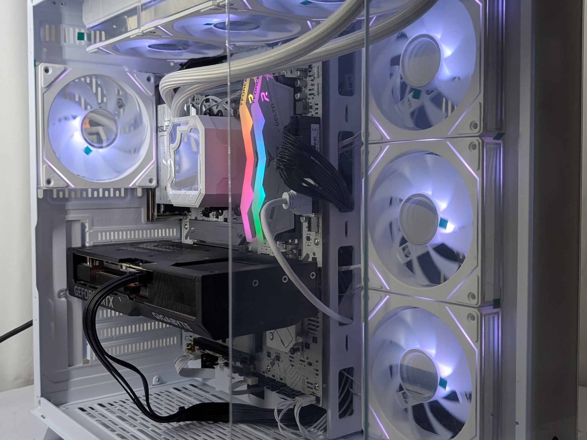 RTX 4070 SUPER | RYZEN 5 7600X | 16GB DDR5 | 1TB NVME | 650W