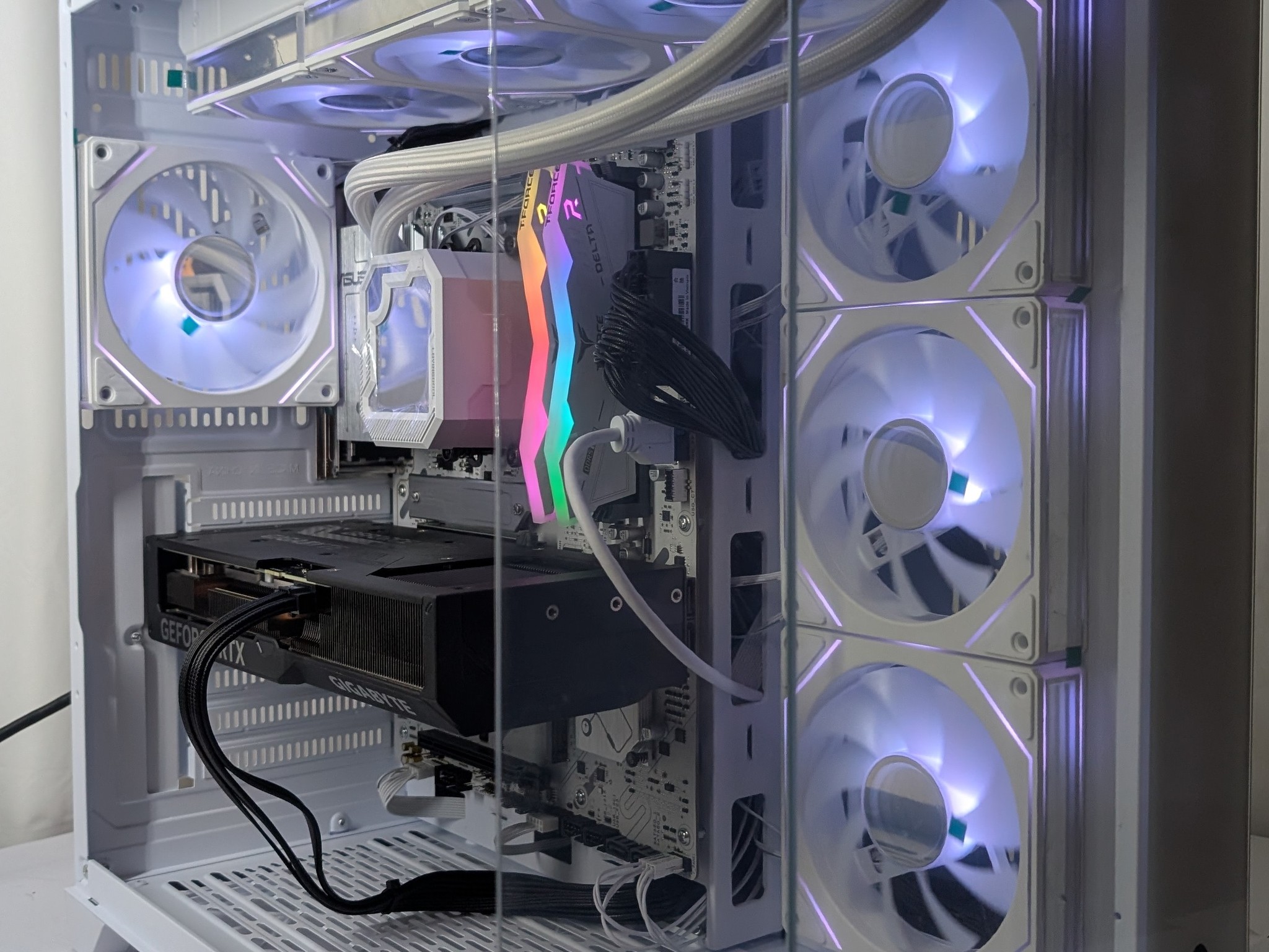 RTX 4070 SUPER | RYZEN 5 7600X | 16GB DDR5 | 1TB NVME | 650W