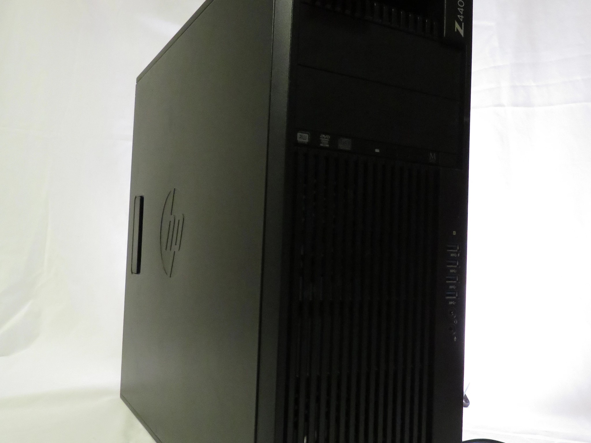 Sleeping beauty! Intel Xeon E5 1650 V3 with a RX6600. High refresh rate 1080p