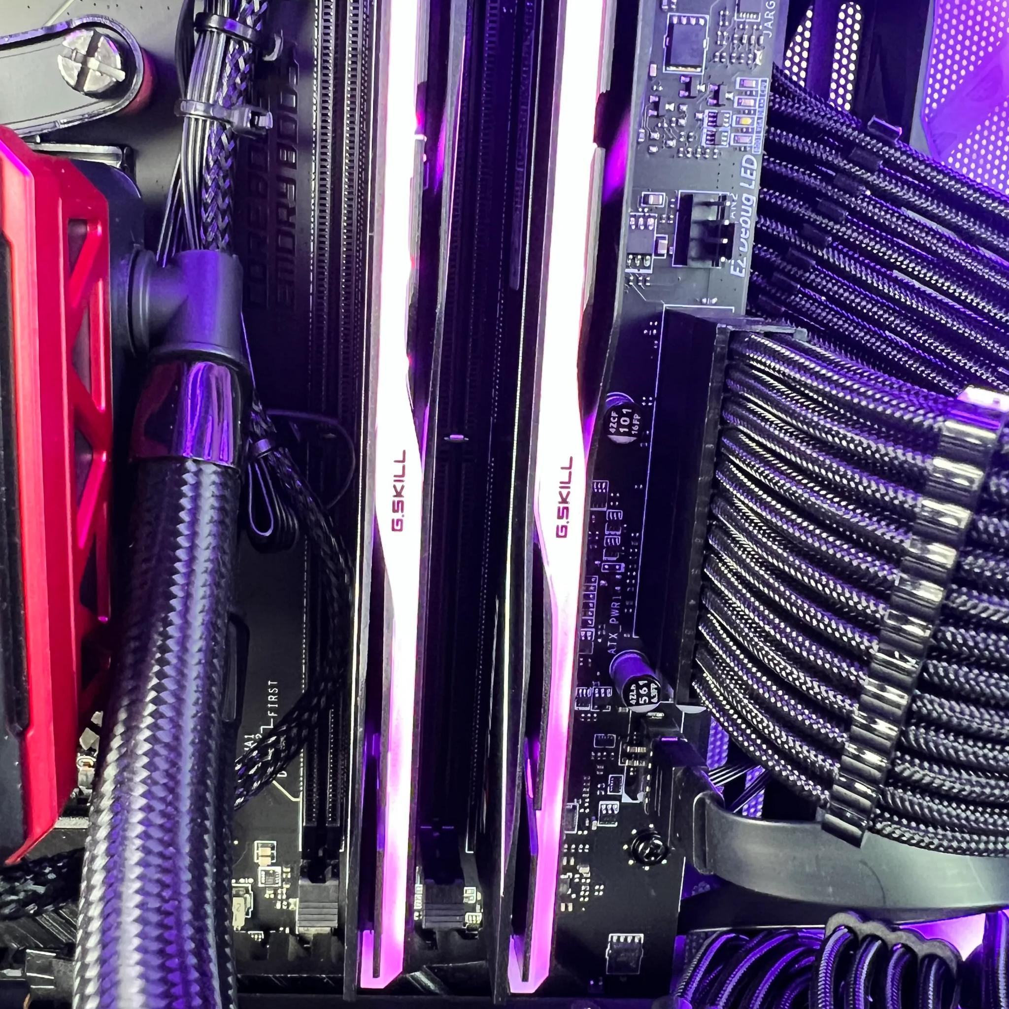 7800X3D  RX 7900 XTX 24GB  32GB DDR5  2TB M.2  WIN 11 PRO