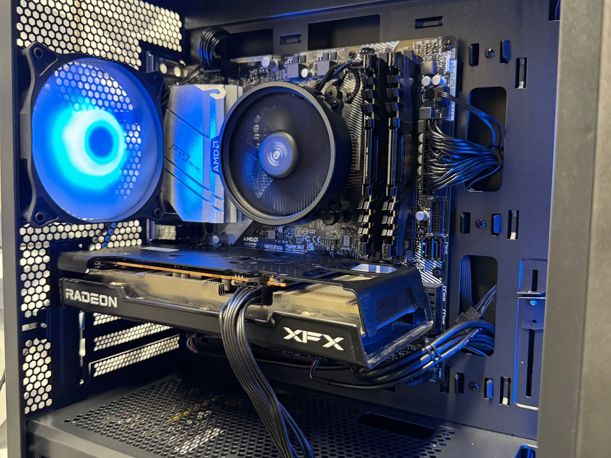 RX 6600 / Ryzen 5 5500 / 16GB DDR4 RAM / 512GB SSD / Gaming pc