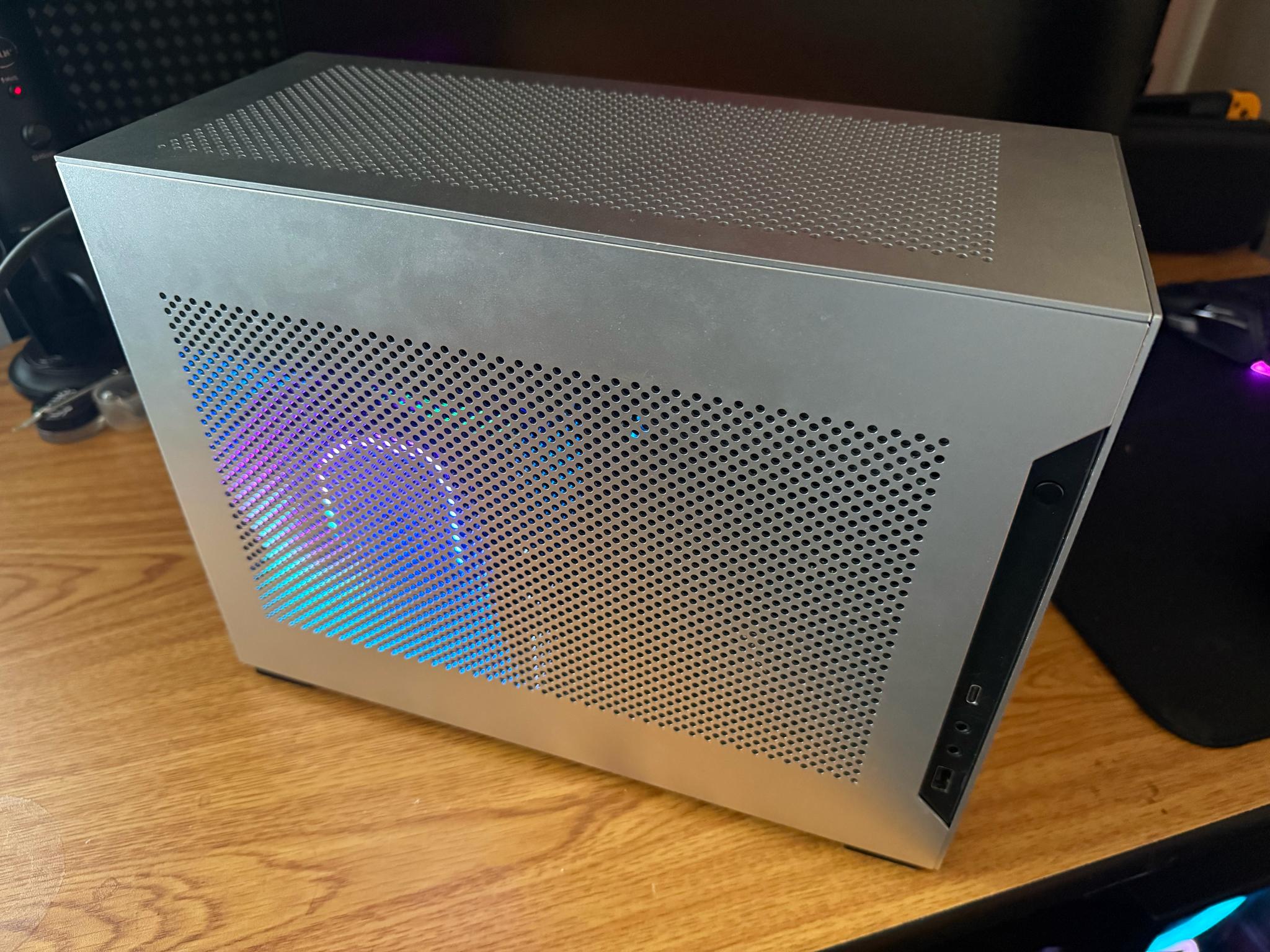 "Compact Beast" - RTX 4090 - Ryzen 7 9800X3D - 64 GB DDR5-6000 [Lian Li H20]