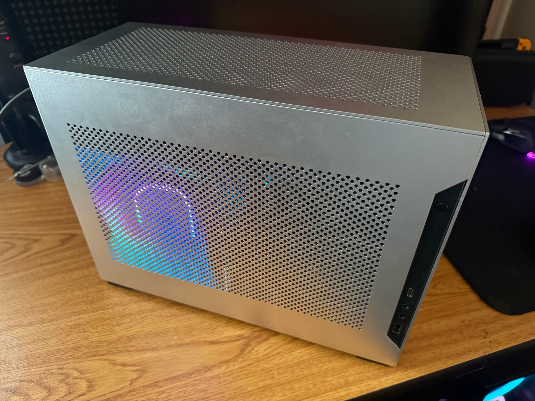 "Compact Beast" - RTX 4090 - Ryzen 7 9800X3D - 64 GB DDR5-6000 [Lian Li H20]