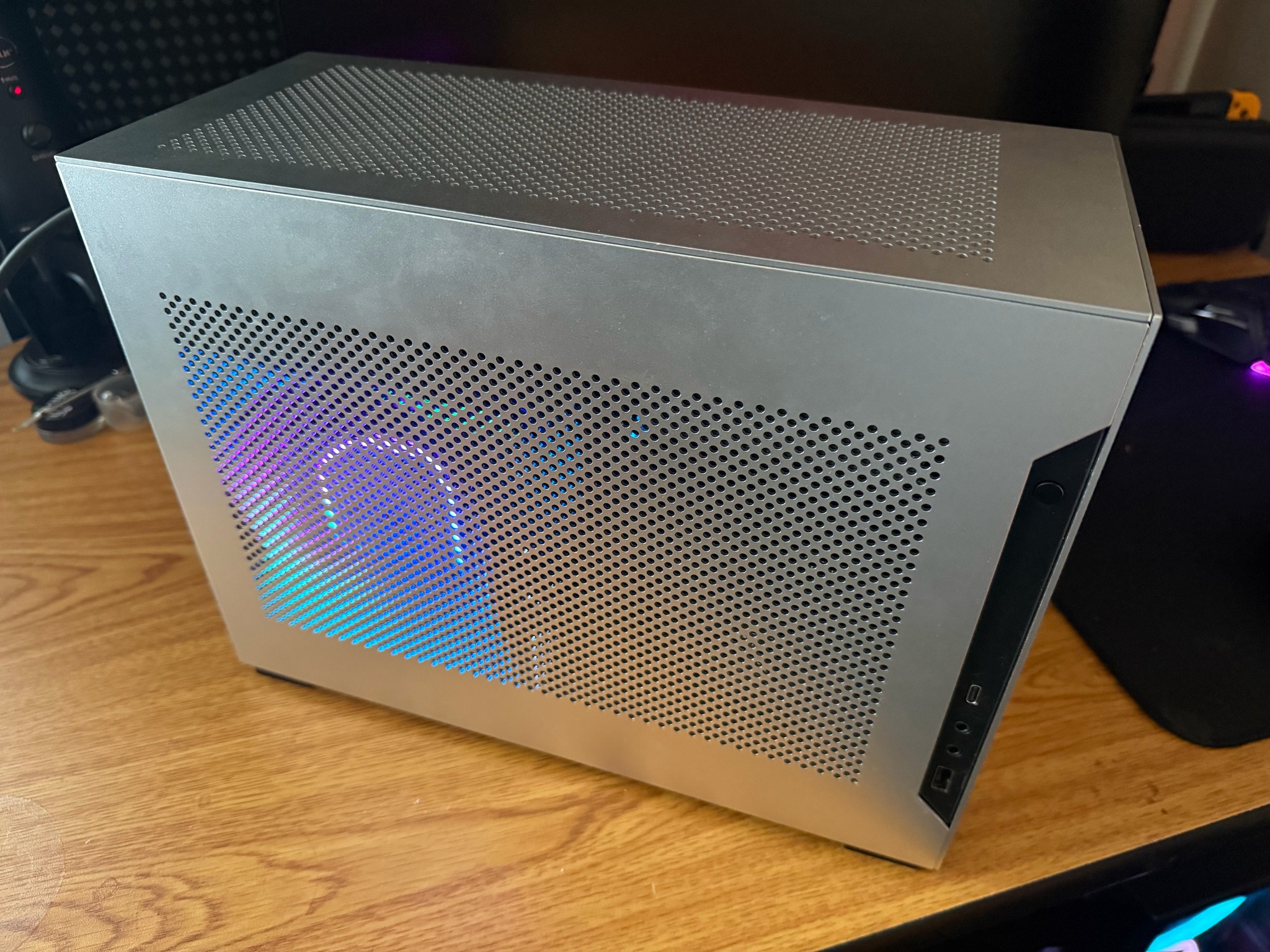 "Compact Beast" - RTX 4090 - Ryzen 7 9800X3D - 64 GB DDR5-6000 [Lian Li H20]