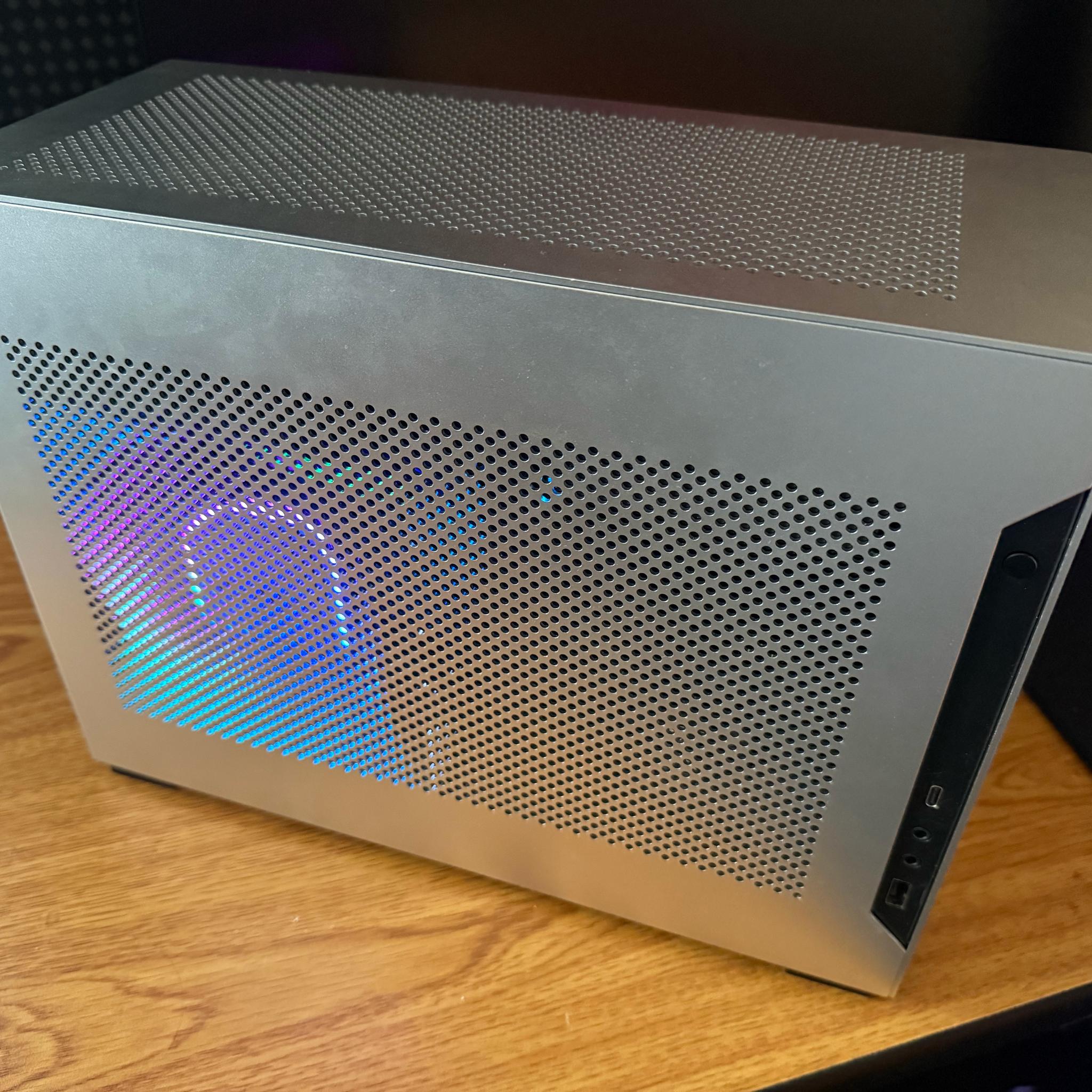 "Compact Beast" - RTX 4090 - Ryzen 7 9800X3D - 64 GB DDR5-6000 [Lian Li H20]