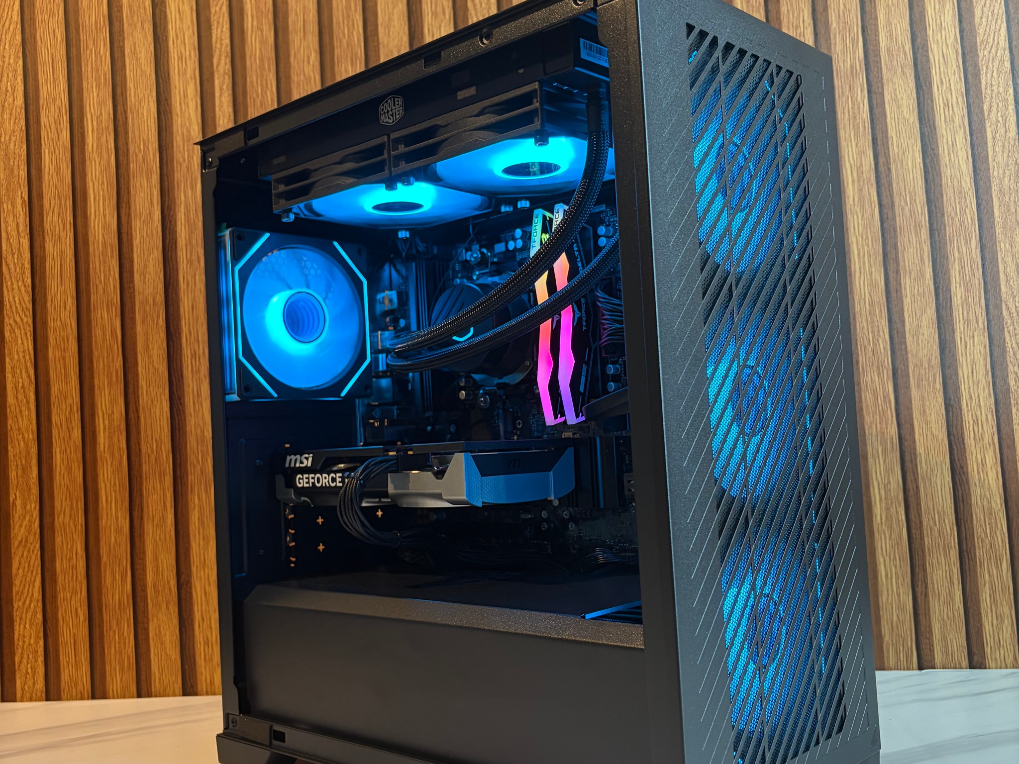 RTX 5060 | RYZEN 5 8400F | 16GB DDR5 | 1TB SSD | 650W | 240MM