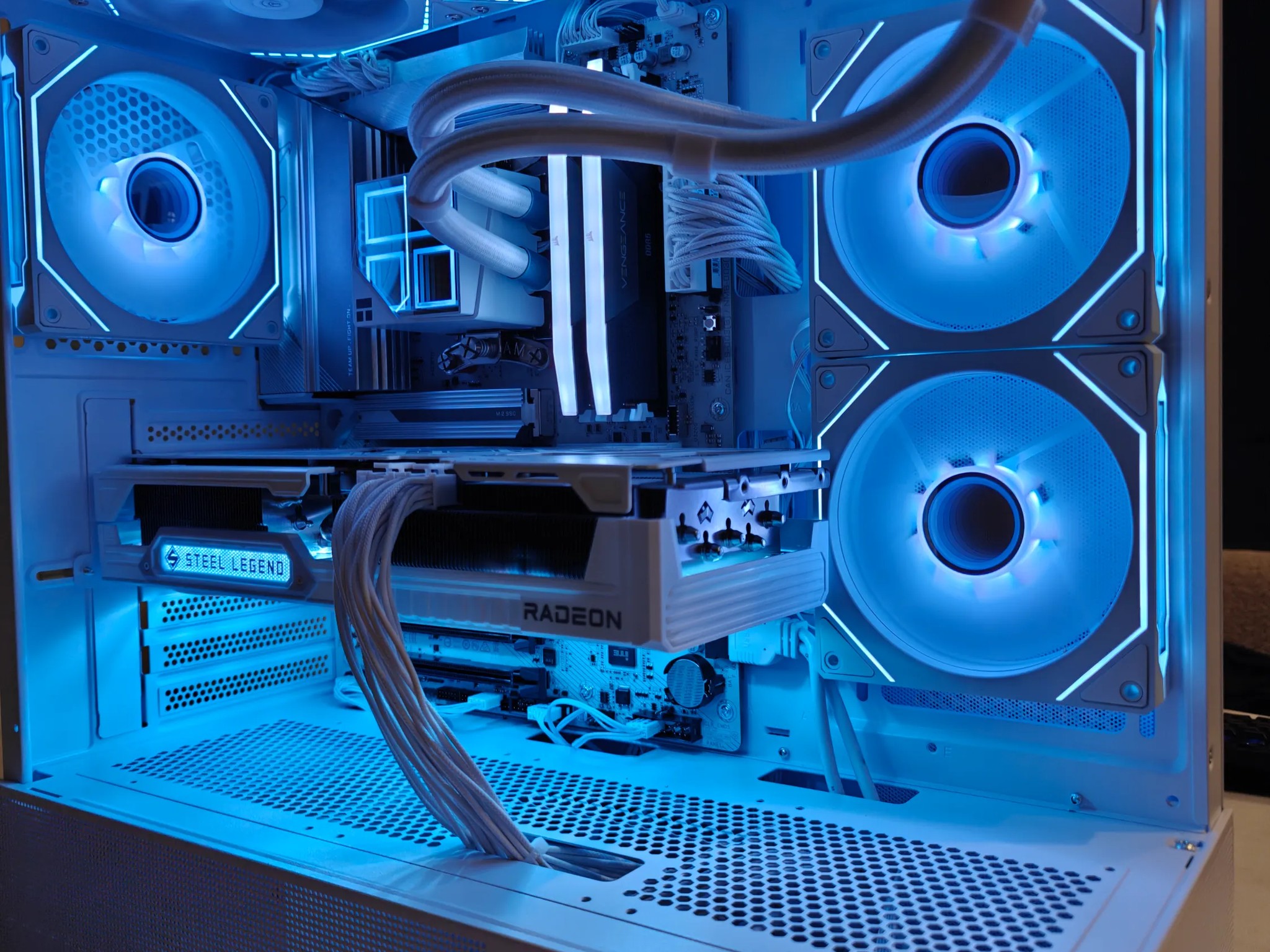 4K - 1440P - AMD Radeon RX 9070 XT - AMD Ryzen 7 9700X - 32GB DDR5 6000 RAM - 2TB SSD - White PC