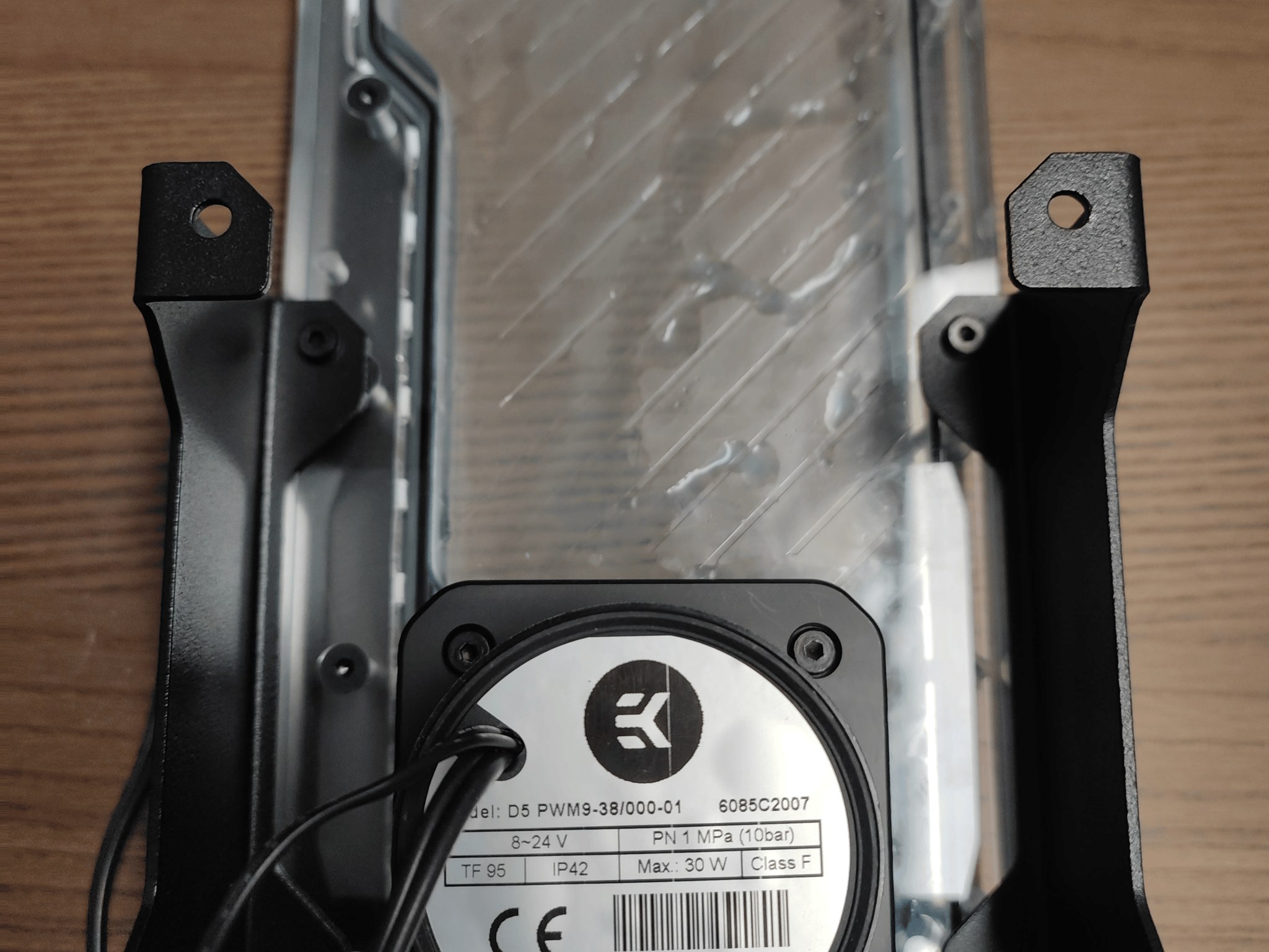 EK-Quantum Kinetic FLT240 Reservoir/D5 Pump Combo