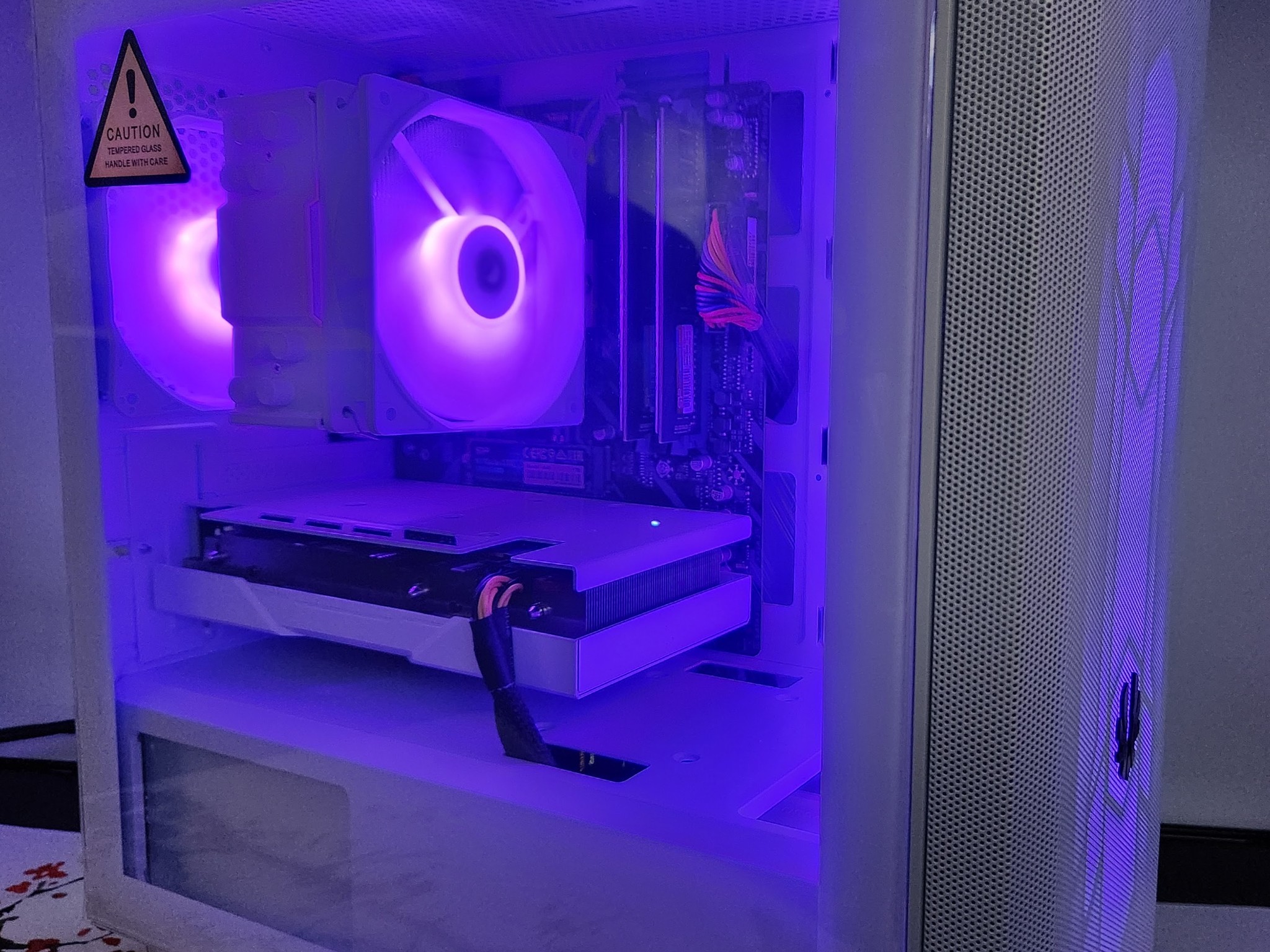 Frosty Gaming Rig Ryzen 5 / 32GB DDR4/ 1TB SSD / RX 6600