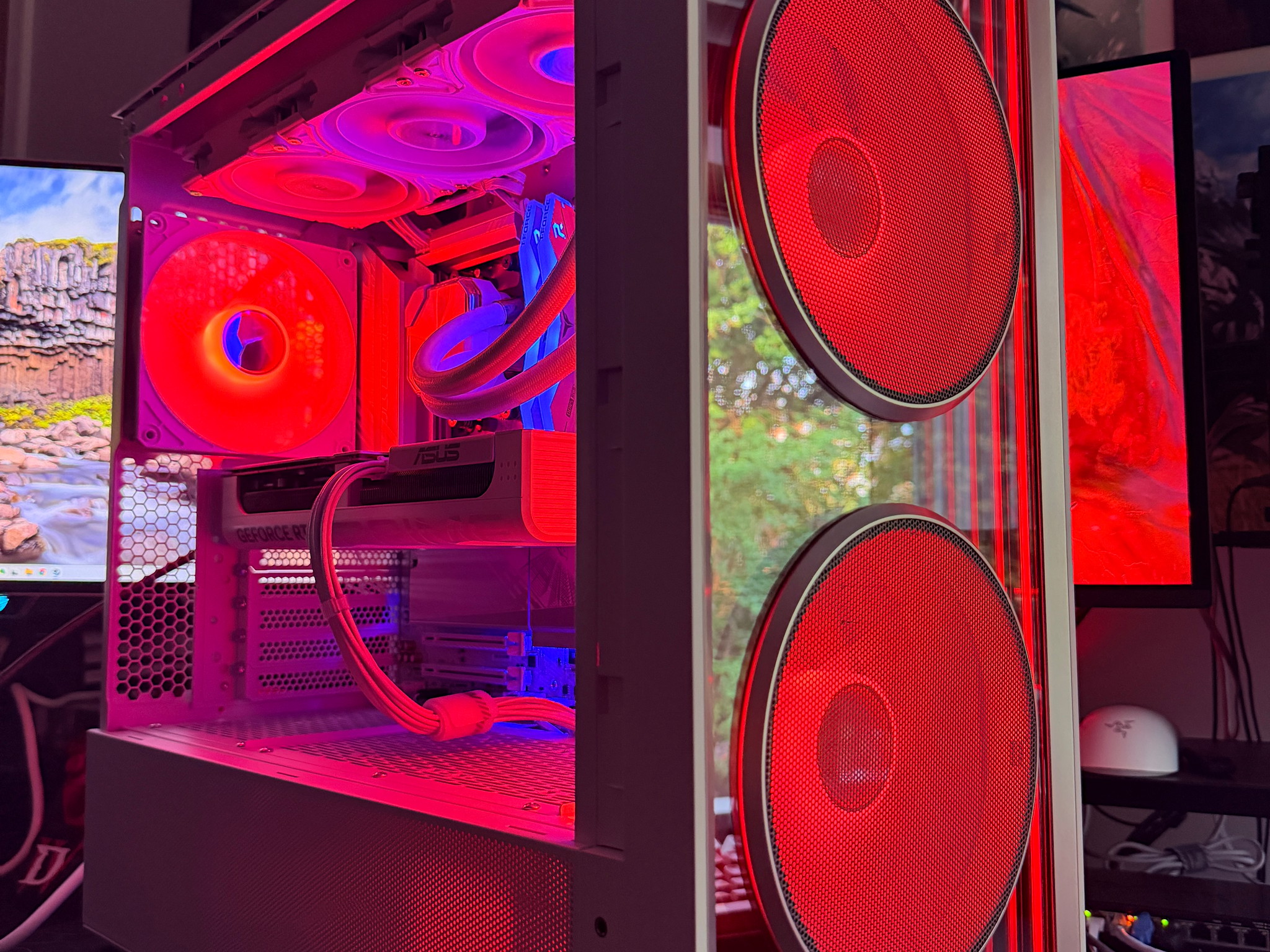 White Gaming PC // Ryzen 7 7800X3D | RTX 5070 | 32GB DDR5