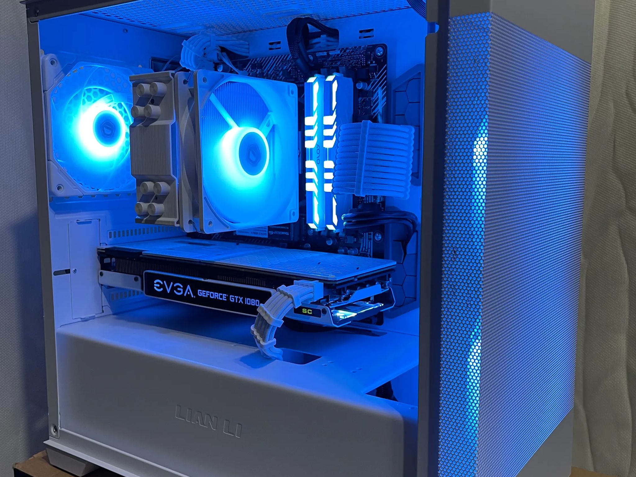 - White Out - Ryzen 5 3600/GTX1080SC