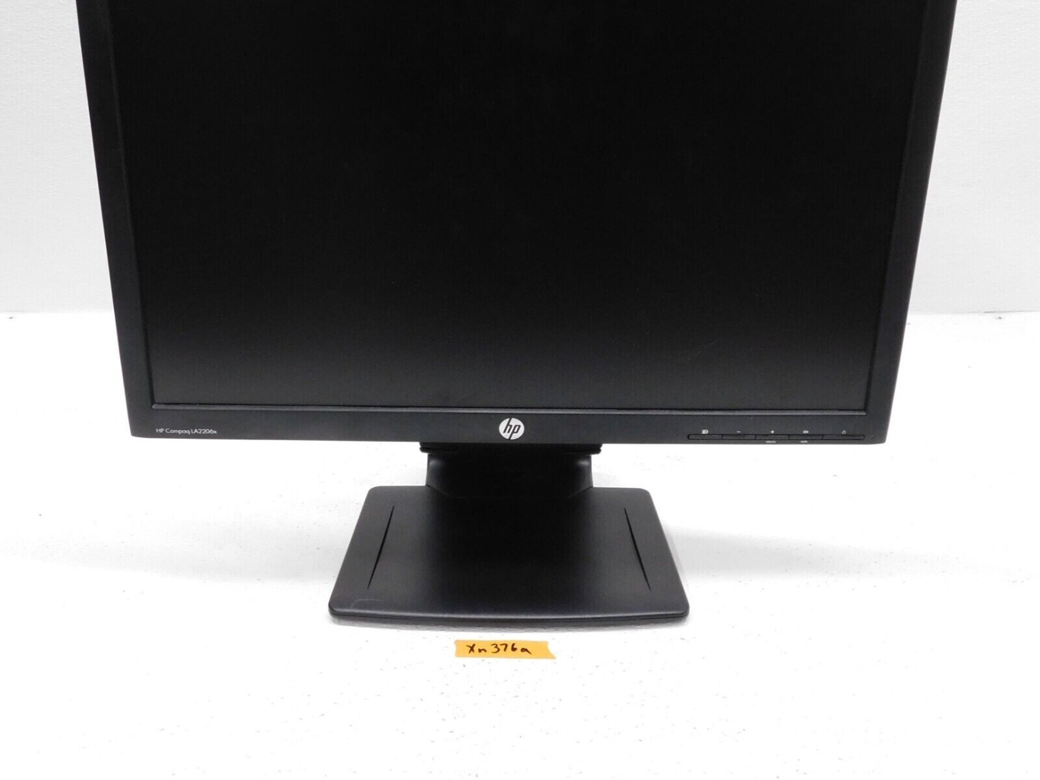 HP LA2206x - DisplayPort, VGA, and DVI 22" Monitor with USB Passthrough
