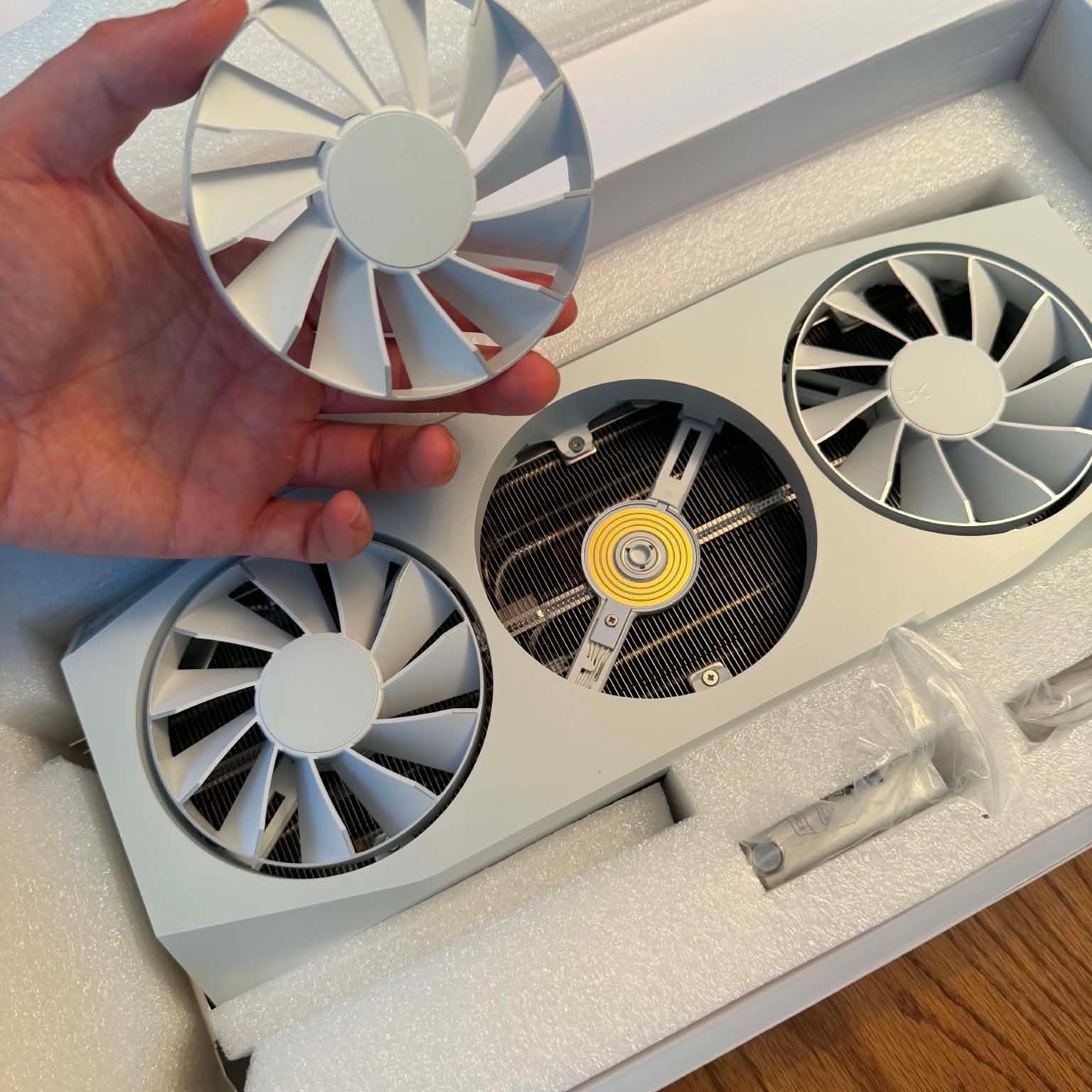 XFX RX 9070XT Magnetic White OC - Image 3
