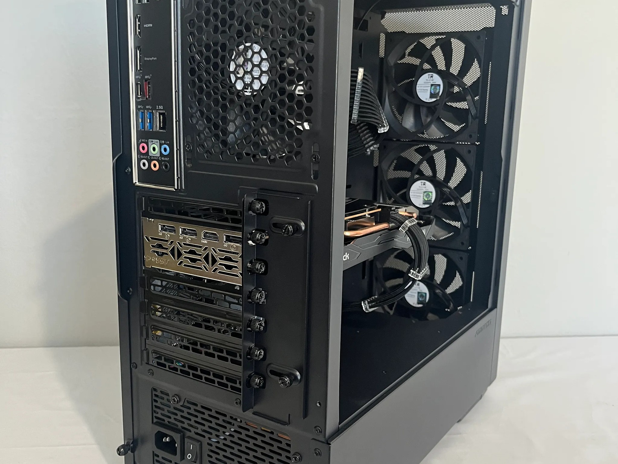 "Challenger's Fury Gaming PC: Unleashing the i5-11400F with a Radeon RX 6600XT 8GB Graphics Card"