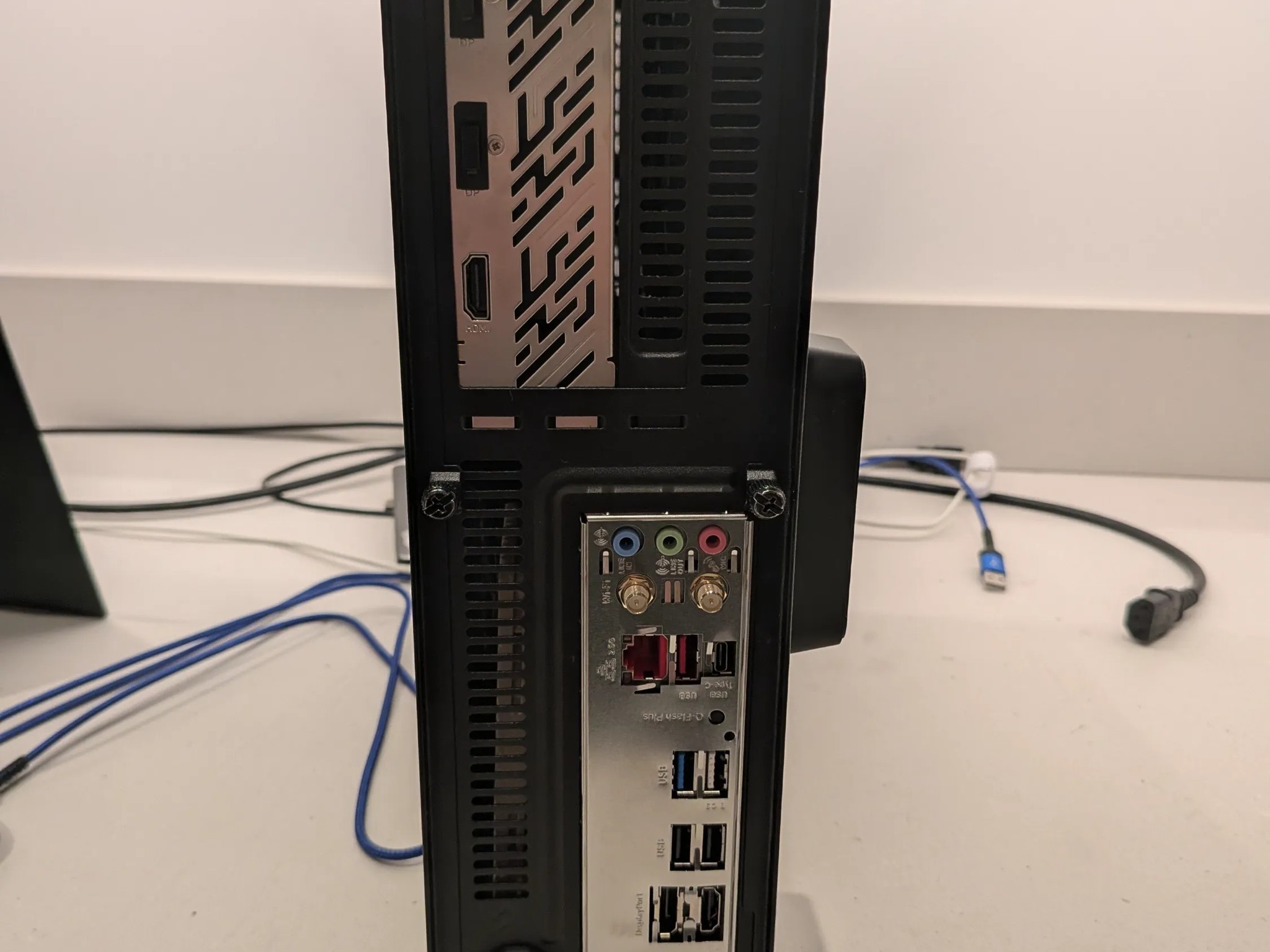 Black Ridge - RX 9060XT 16GB, Ryzen 5 7500F, 32 GB DDR5 RAM, 2 TB Gen 4 NVME