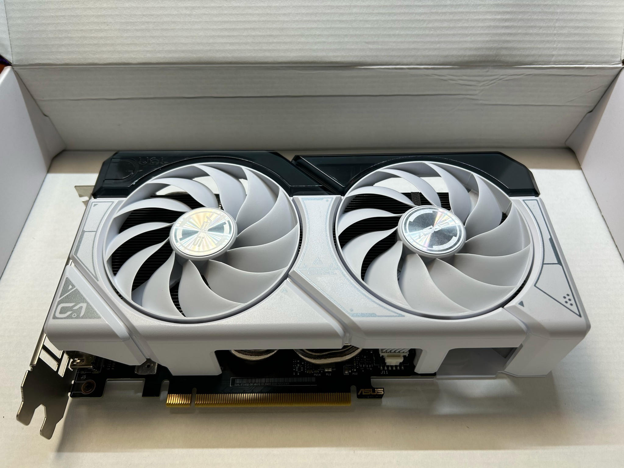 ASUS Dual GeForce RTX 4060 White OC Edition