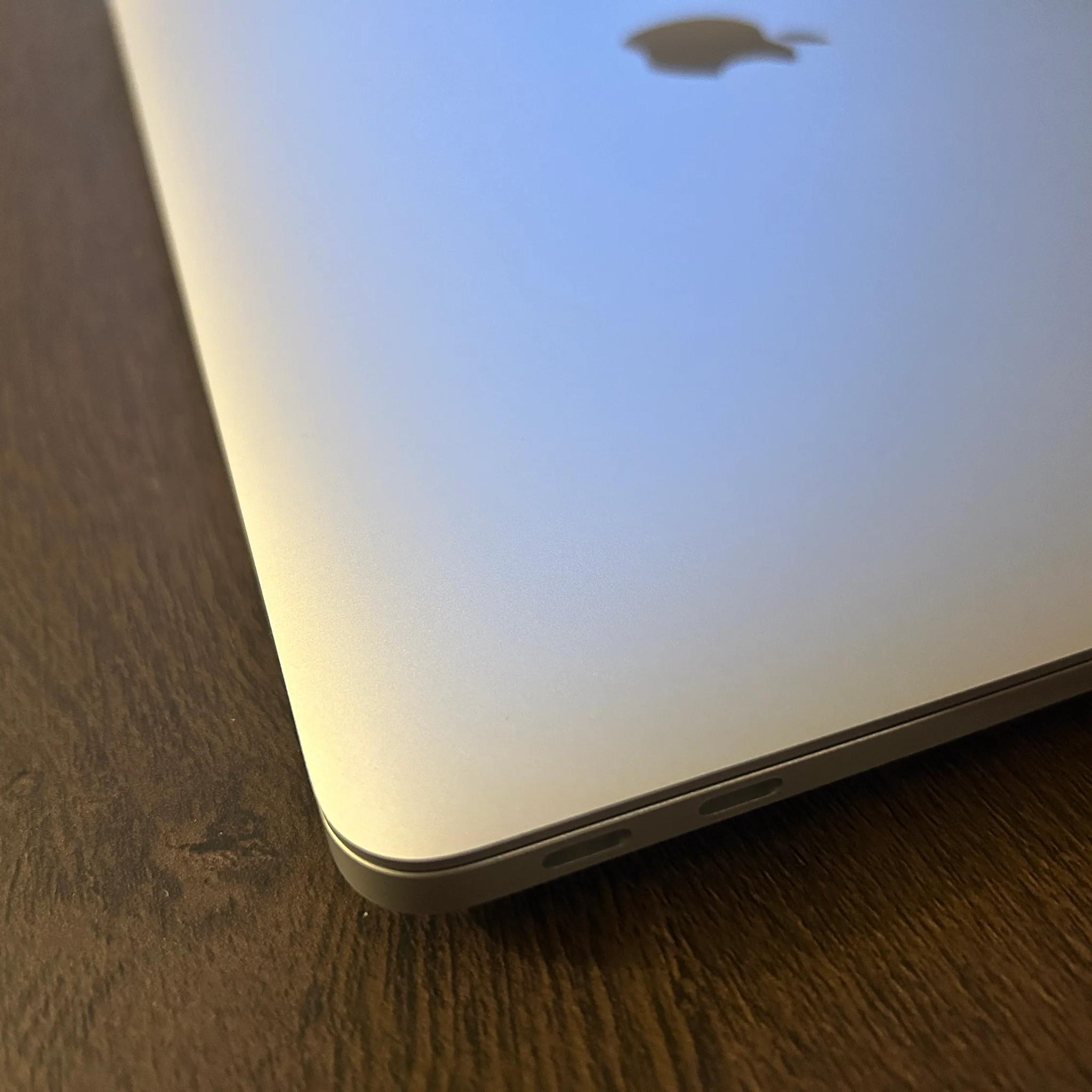 Macbook Air M1 13 in Silver, 8GB RAM, SSd 256GB