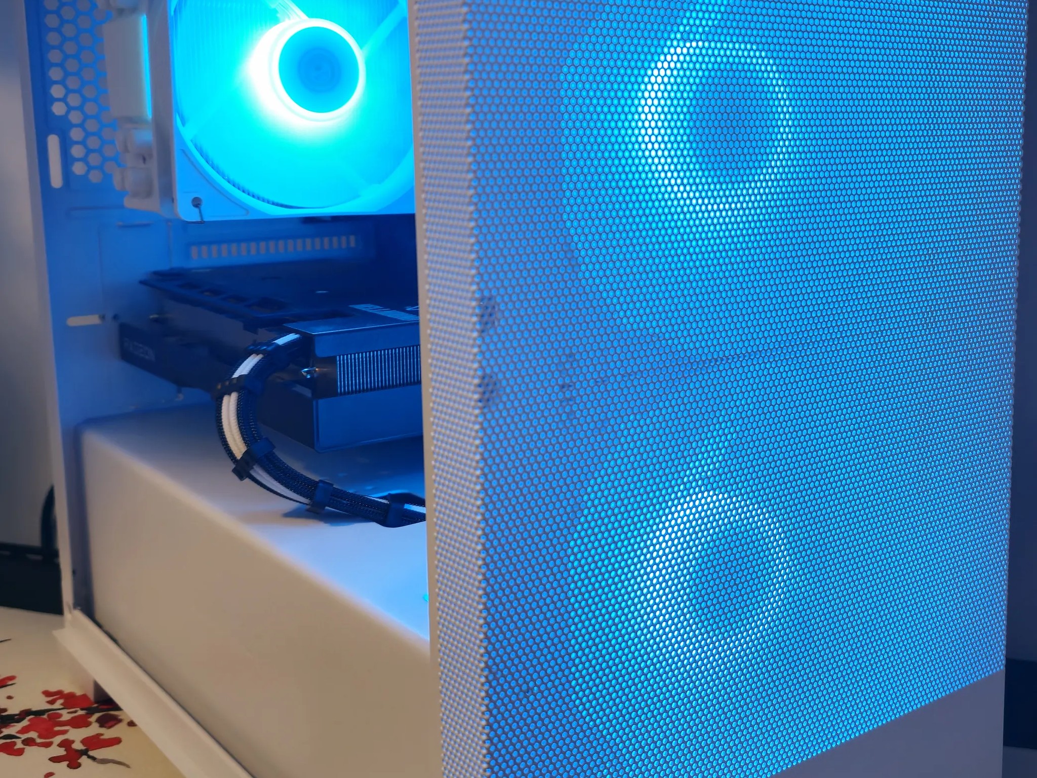 Frosty Mini Mesh Ryzen 5 5600X / 16GB DDR4/1TB SSD / RX6600 8GB