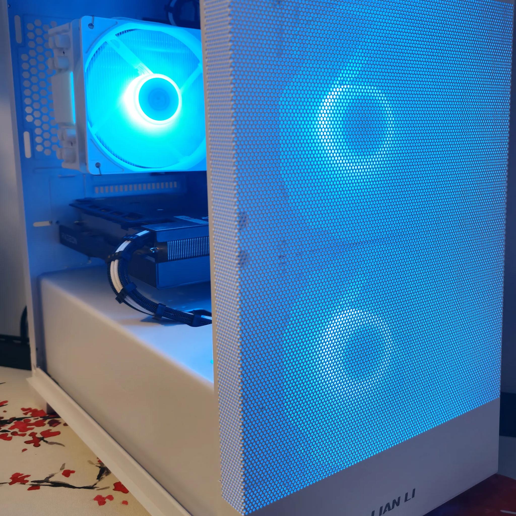 Frosty Mini Mesh Ryzen 5 5600X / 16GB DDR4/1TB SSD / RX6600 8GB