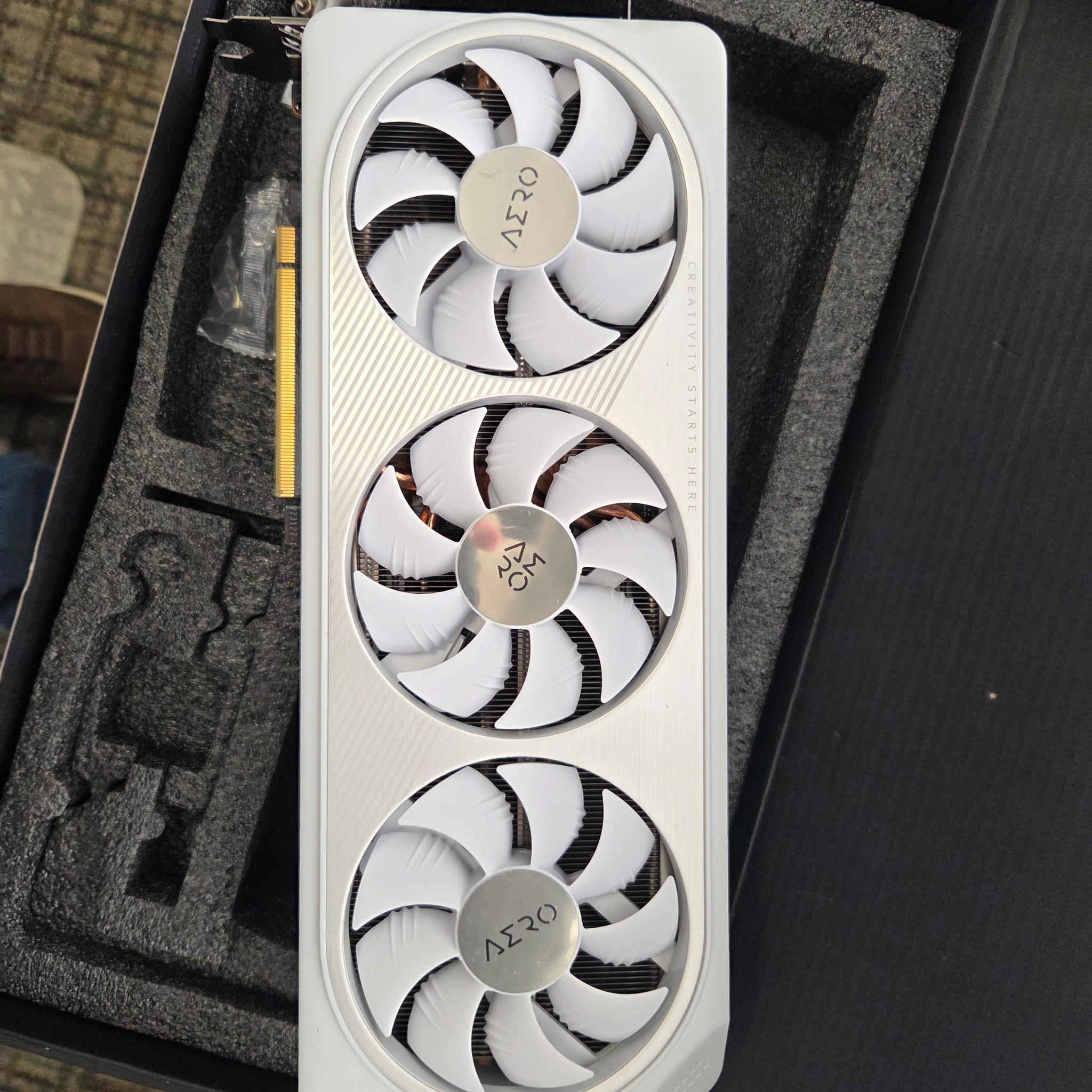 GIGABYTE AERO OC GeForce RTX 4070 Ti SUPER