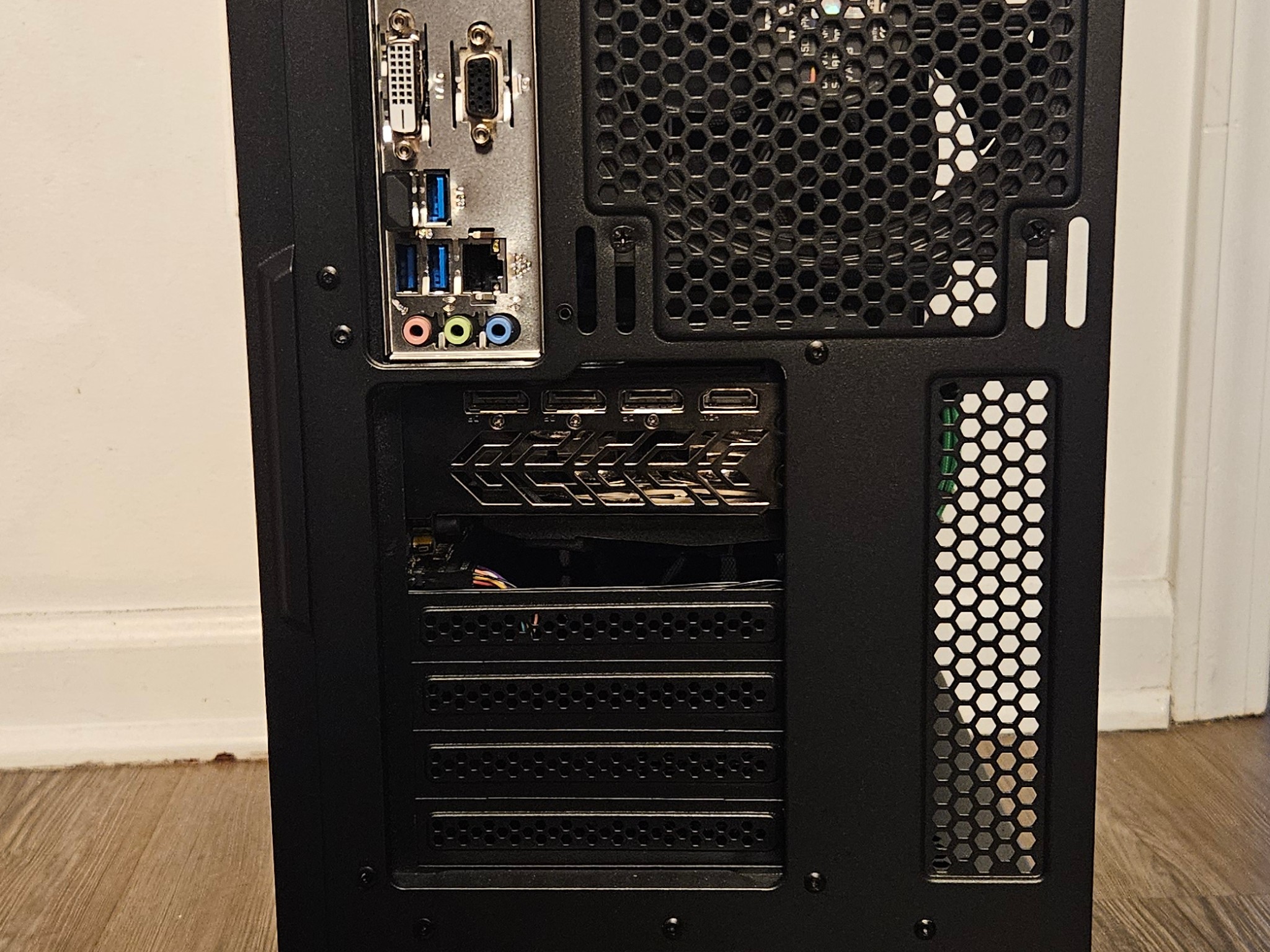 RX 6800 XT 16GB Phantom Gaming and Ryzen 7 5700