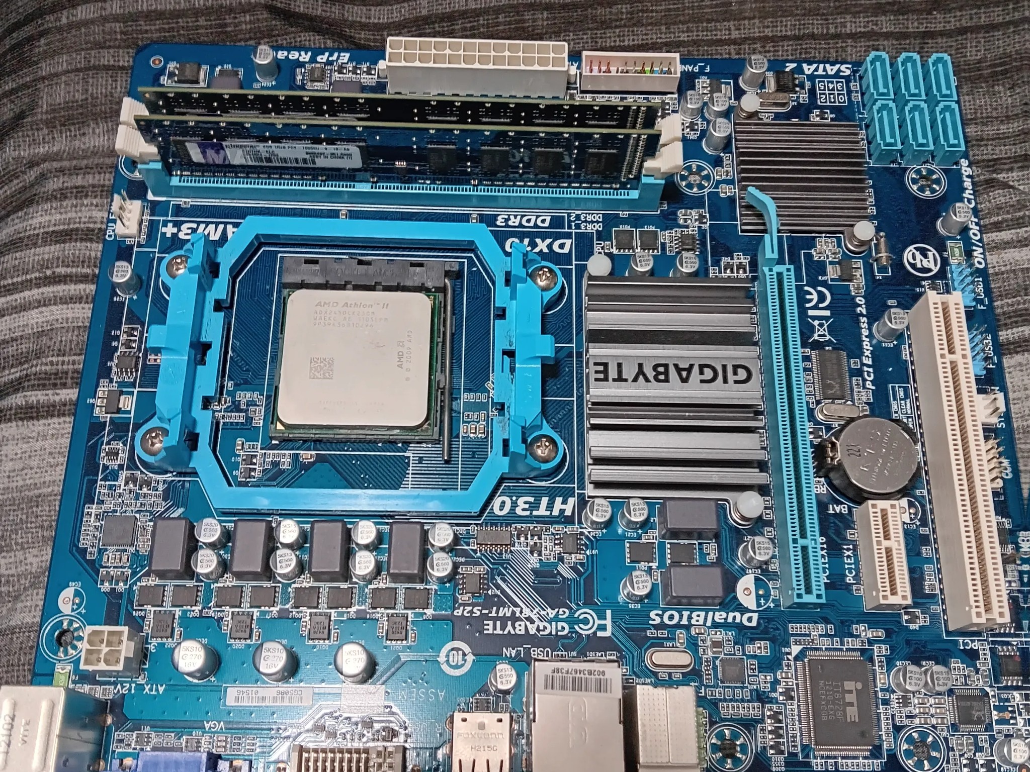 Gigabyte GA-78LMT-S2P - AMD FX 8320 - 8GB RAM - CPU Cooler - GTX-260 GPU