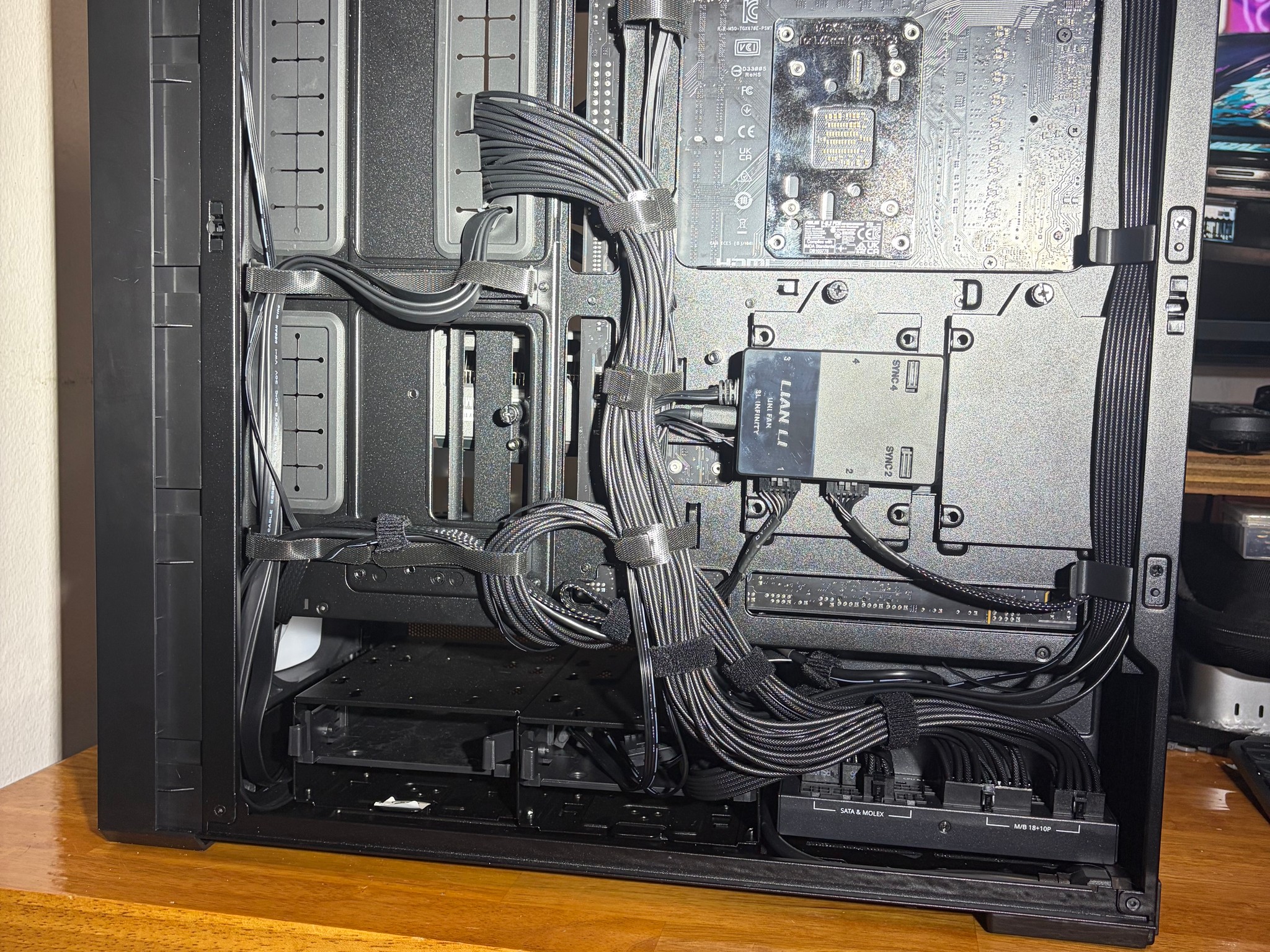 ASUS TUF x Lian Li Premium Gaming PC – 5070 Ti / X870E / 9800X3D / Gen5 SSD