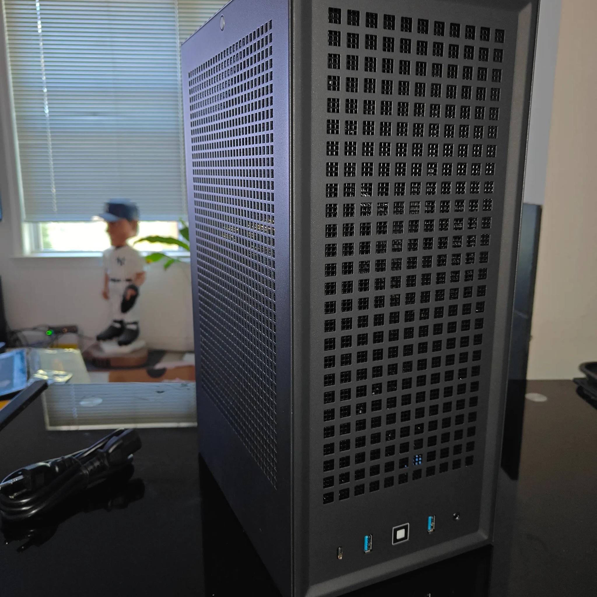 Black Hyte Revolt 3 w/ 700W Modular 80+ Gold PSU