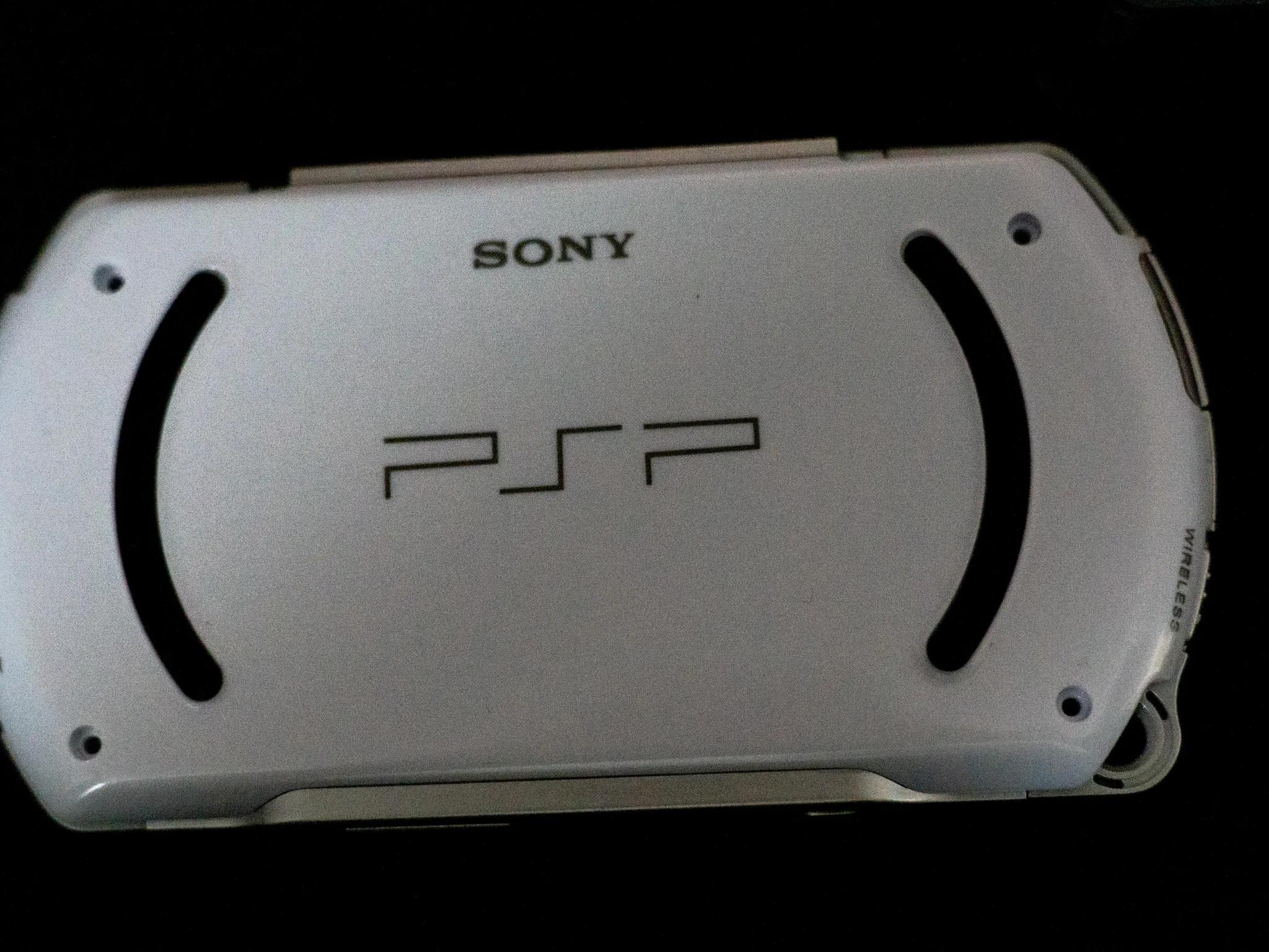 PSP Go White Shell replacement + screen!