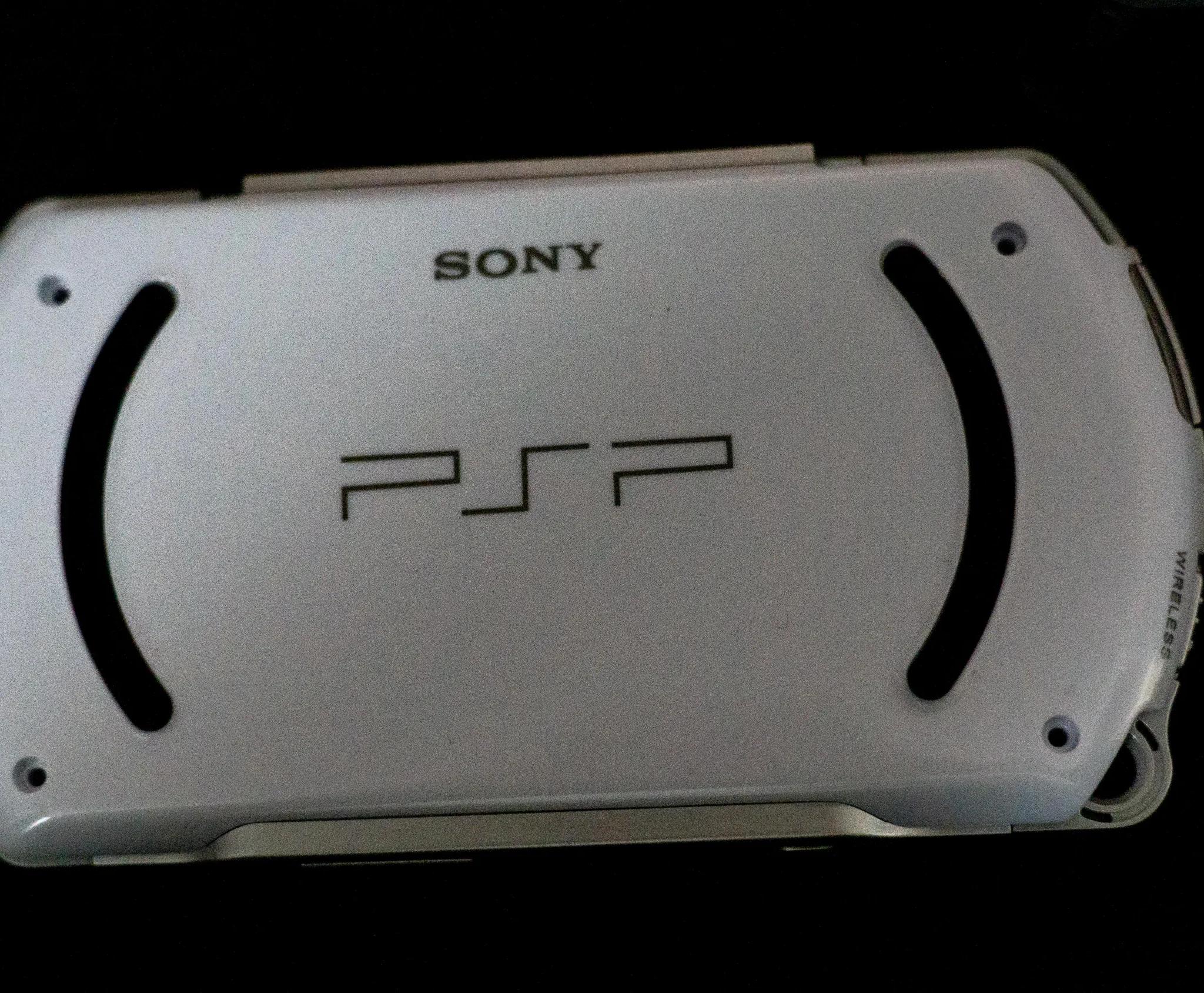PSP Go White Shell replacement + screen!